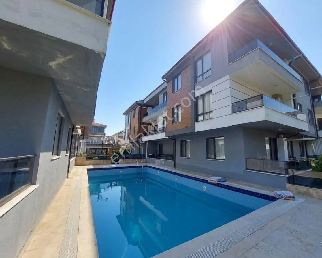32 Evlerde Full Sıfır Eşyalı Butik Havuzlu Sitede 2+1 Satılık