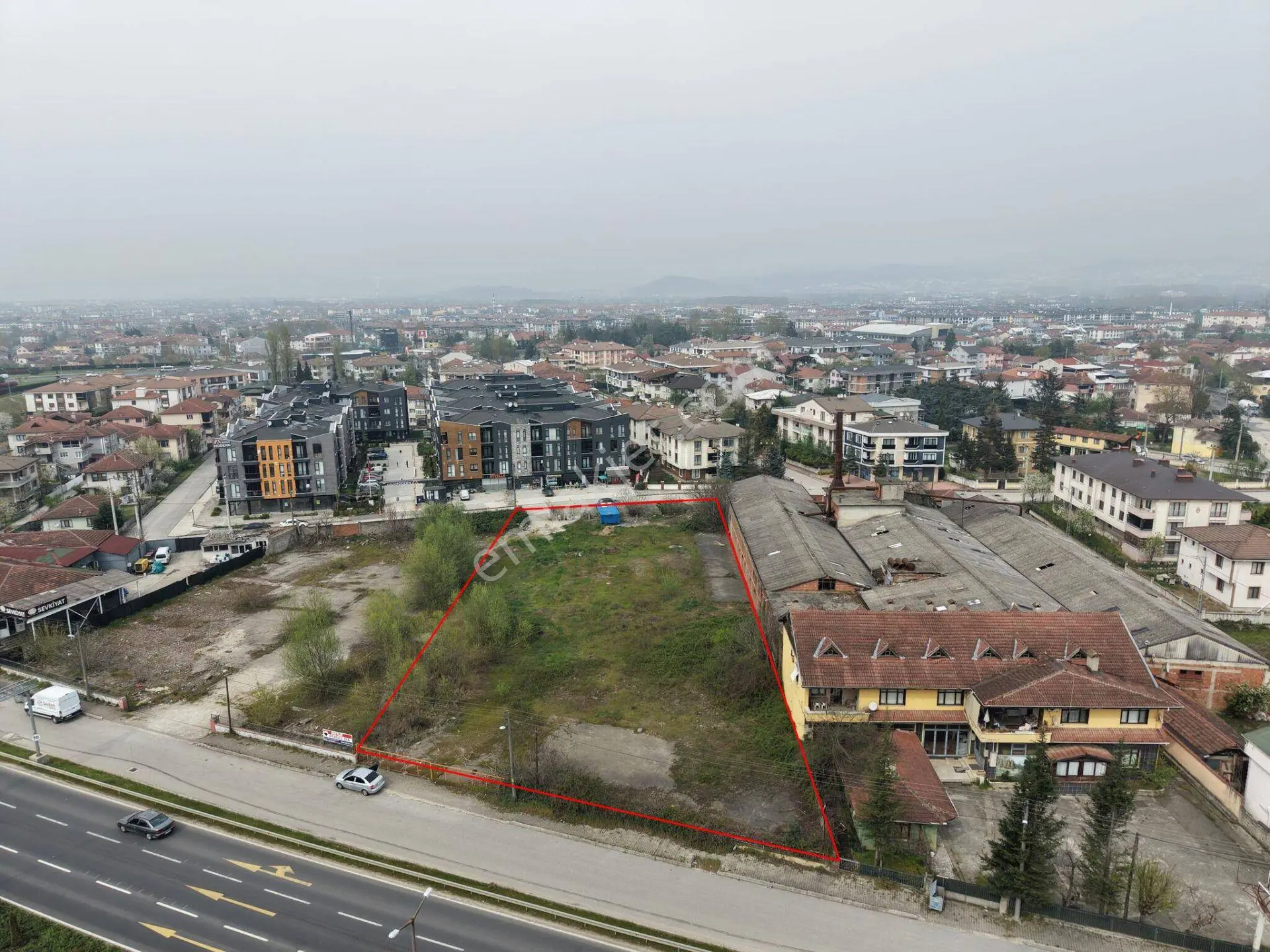 Cumhuriyet D-100 Cepheli 3030 M2 Kiralık Sanayi İmarlı Arsa