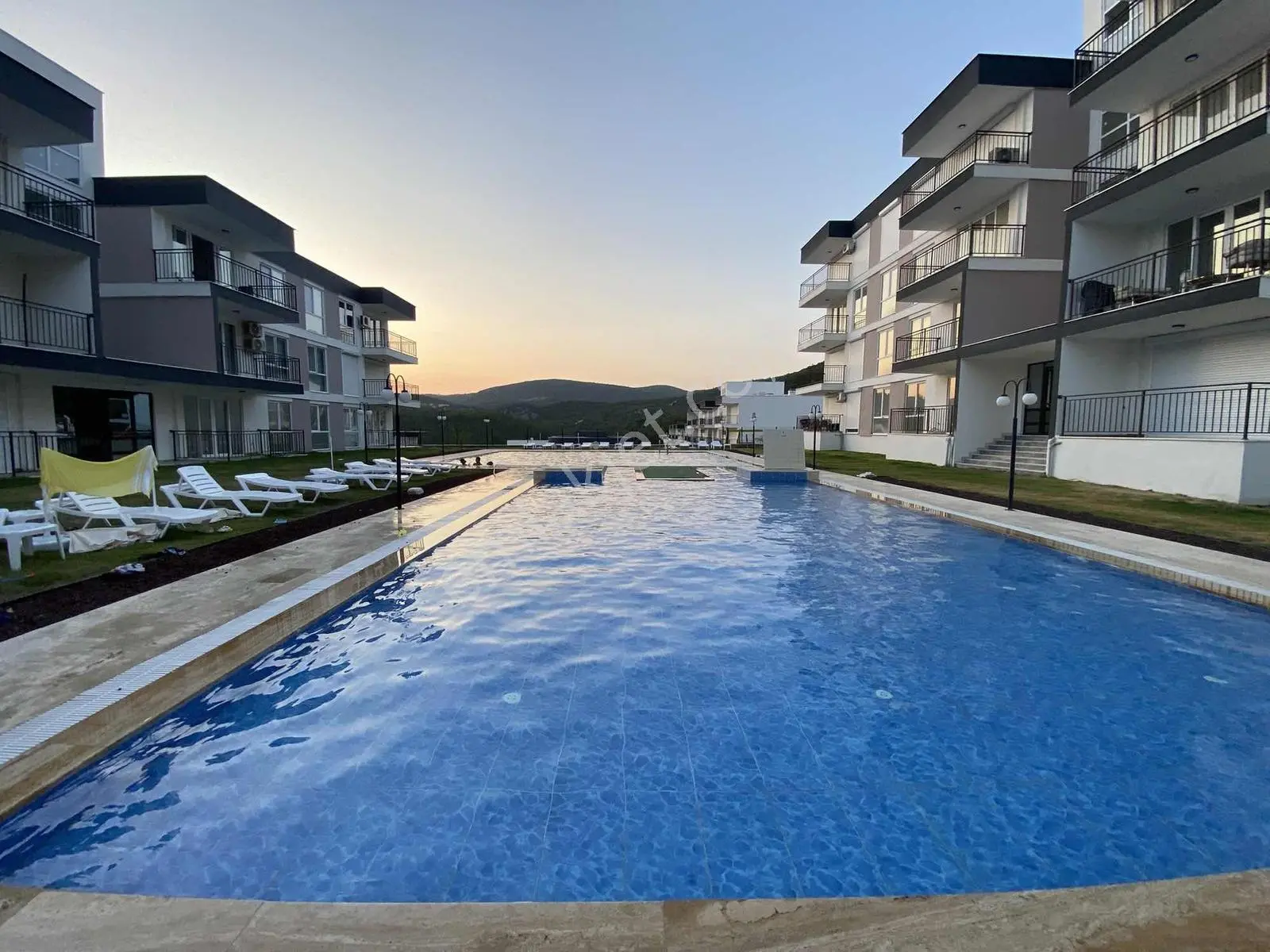 Kuşadası Havuzlu Sitede 1+1 Full Eşyalı Satılık Daire