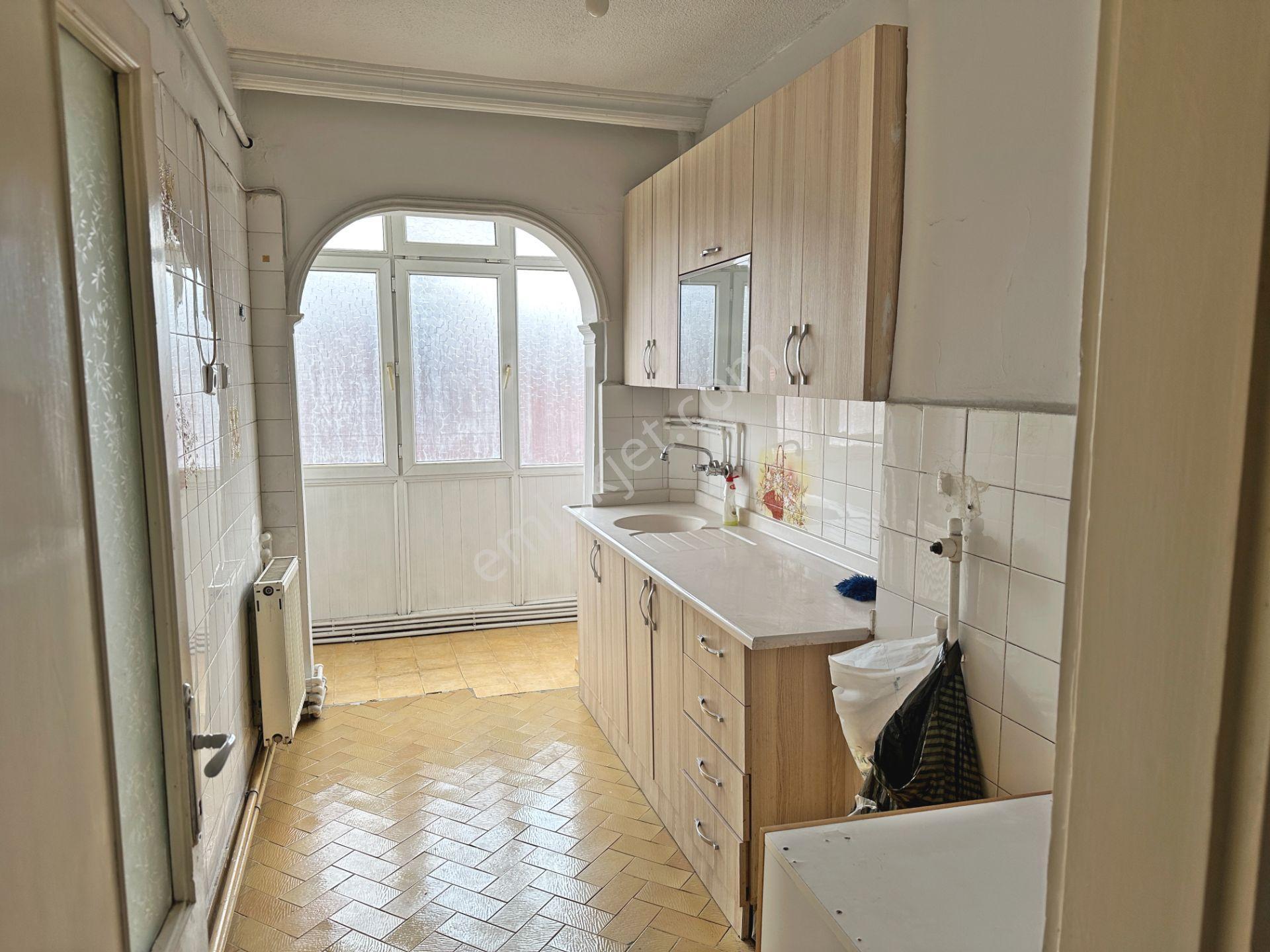Dikimevi Metro Yakınında Katta Ön Cephede Bakımlı 3+1 Kiralık Daire - Görsel 6