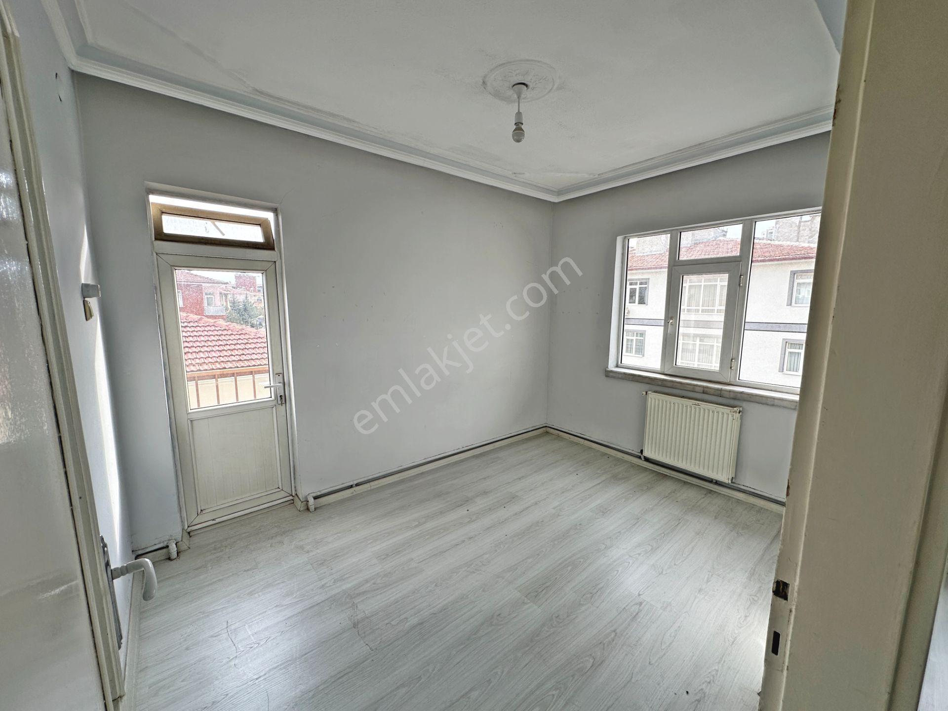 Dikimevi Metro Yakınında Katta Ön Cephede Bakımlı 3+1 Kiralık Daire - Görsel 17