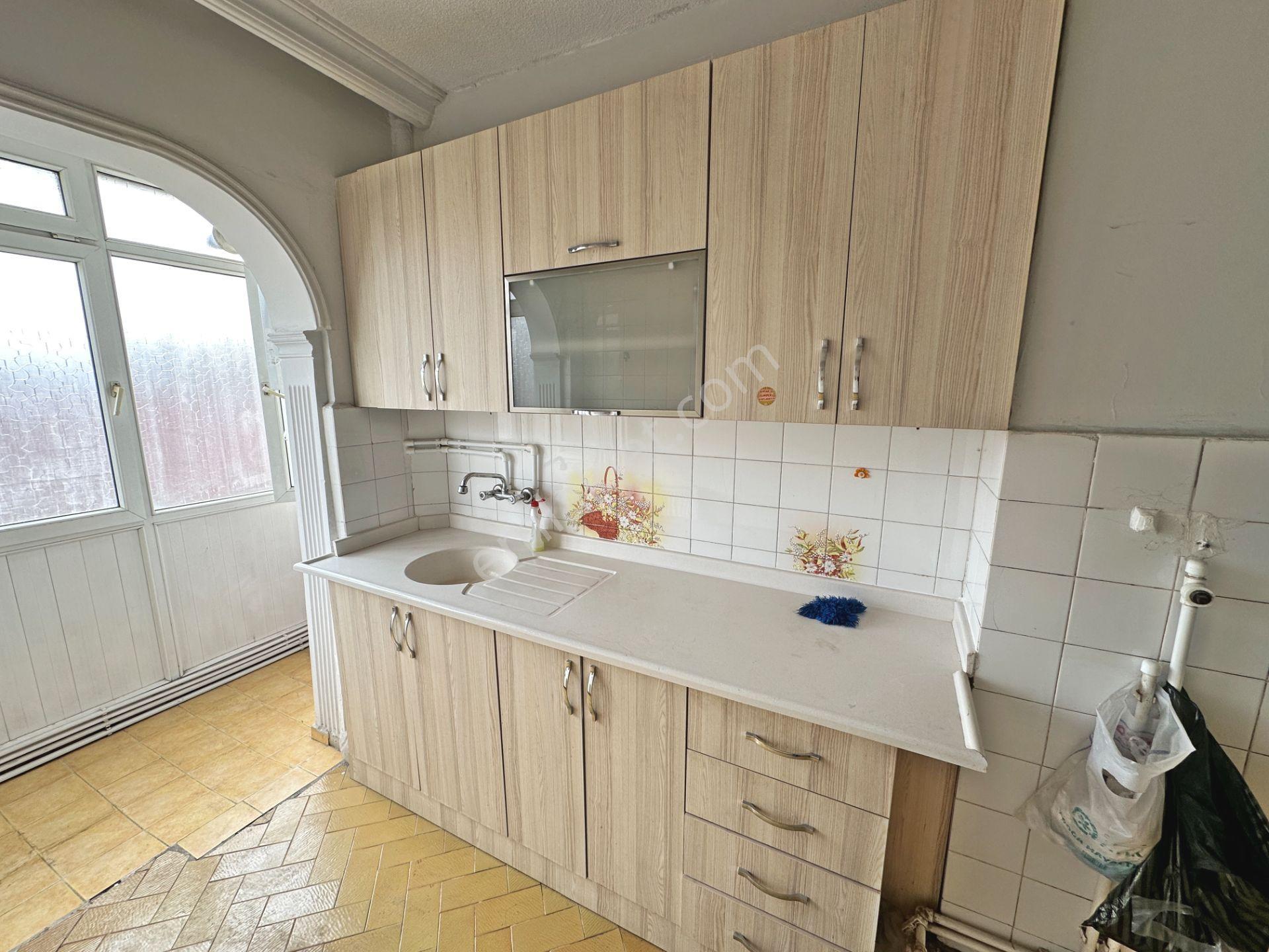Dikimevi Metro Yakınında Katta Ön Cephede Bakımlı 3+1 Kiralık Daire - Görsel 8