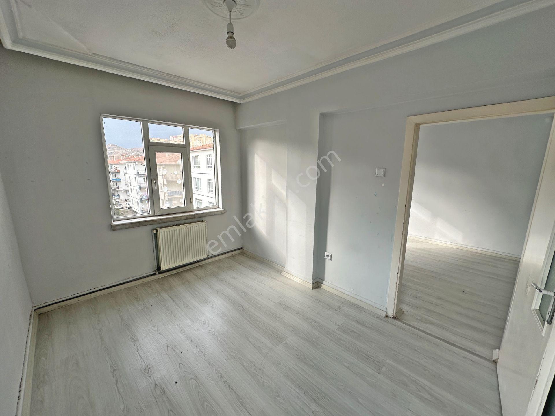 Dikimevi Metro Yakınında Katta Ön Cephede Bakımlı 3+1 Kiralık Daire - Görsel 18