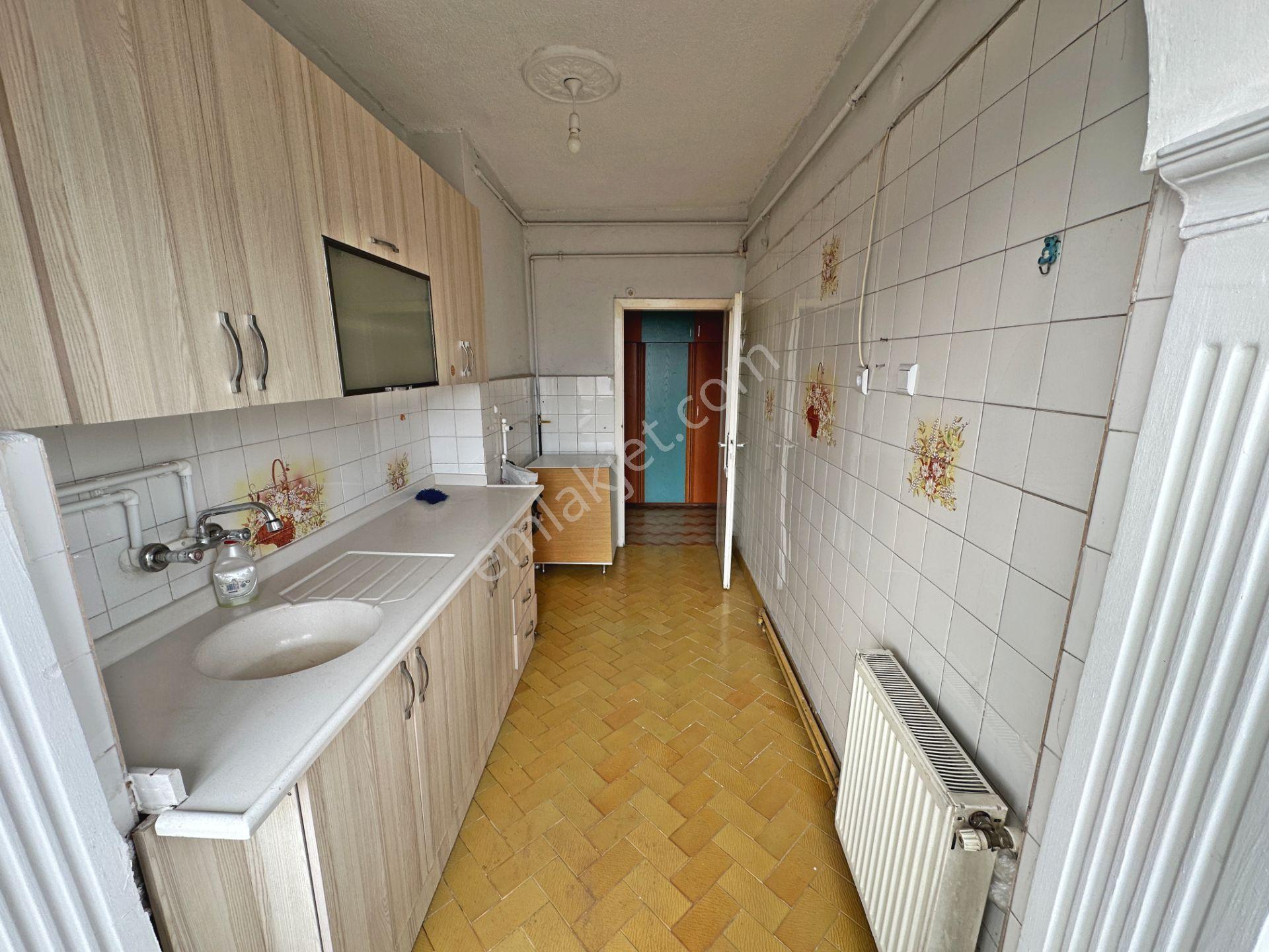 Dikimevi Metro Yakınında Katta Ön Cephede Bakımlı 3+1 Kiralık Daire - Görsel 11