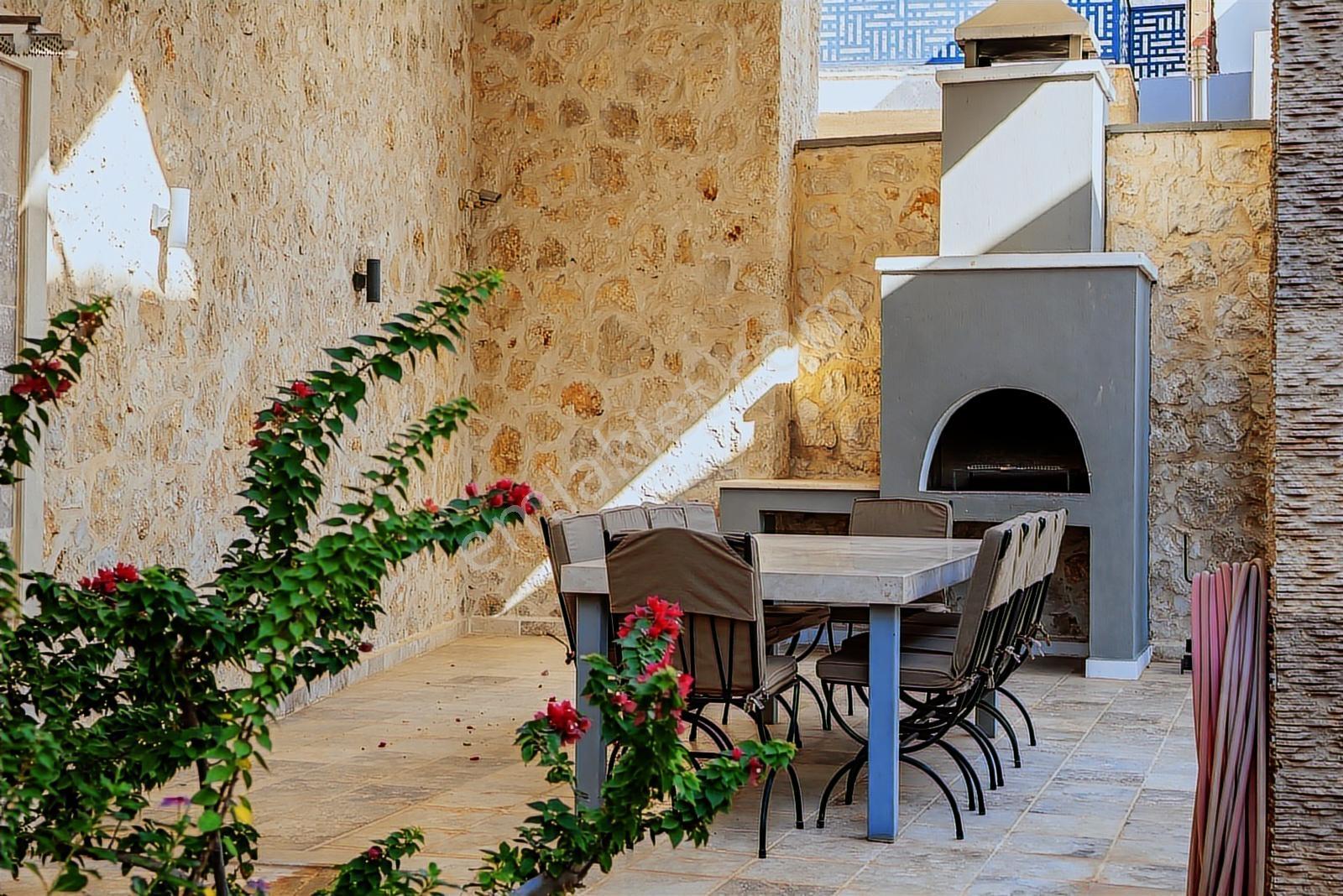 Kalkanda Isıtmalı Infinity Havuzlu Lüks Villa - Görsel 23