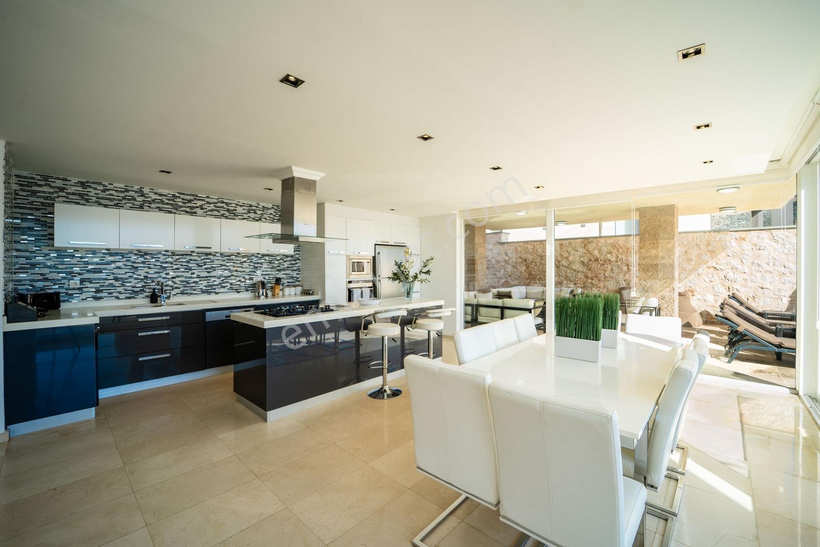 Kalkanda Isıtmalı Infinity Havuzlu Lüks Villa - Görsel 14