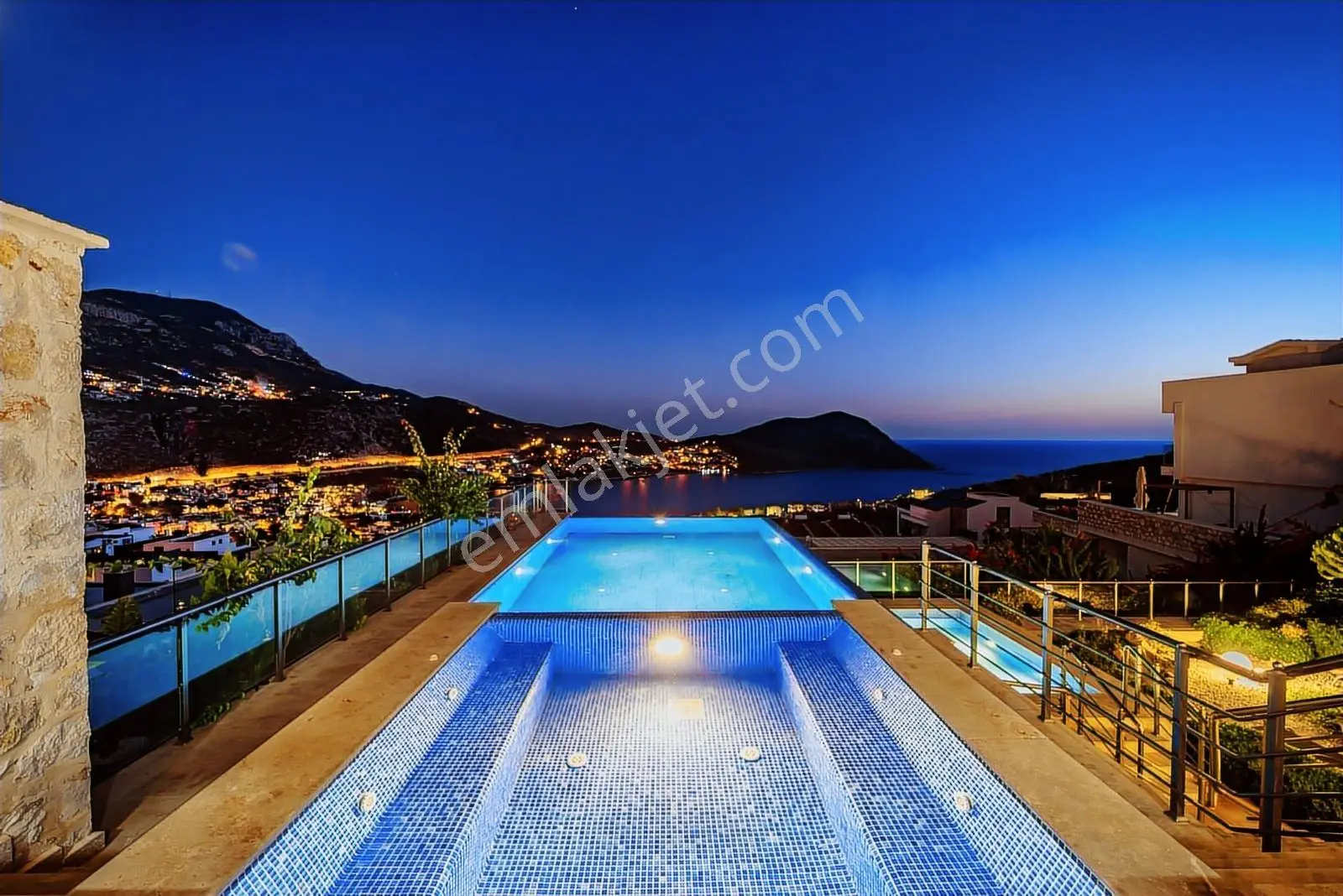 Kalkanda Isıtmalı Infinity Havuzlu Lüks Villa - Görsel 3