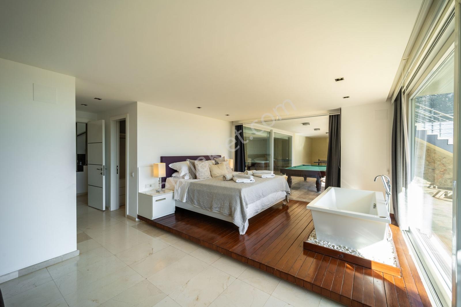 Kalkanda Isıtmalı Infinity Havuzlu Lüks Villa - Görsel 24