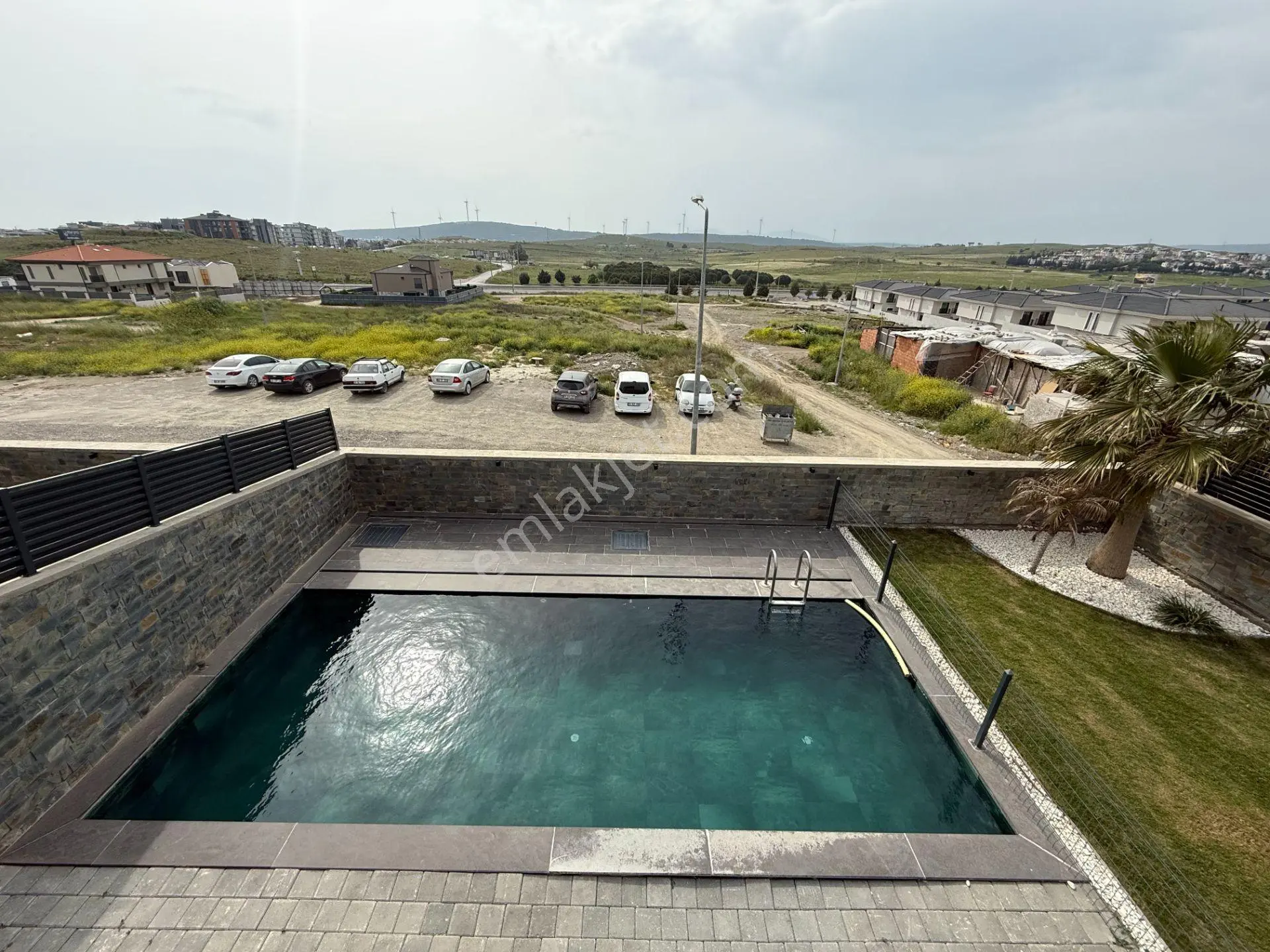 Seferihisar Bahçeşehir’de Malikaneler Bölgesinde Kiralık Müstakil Havuzlu Villa