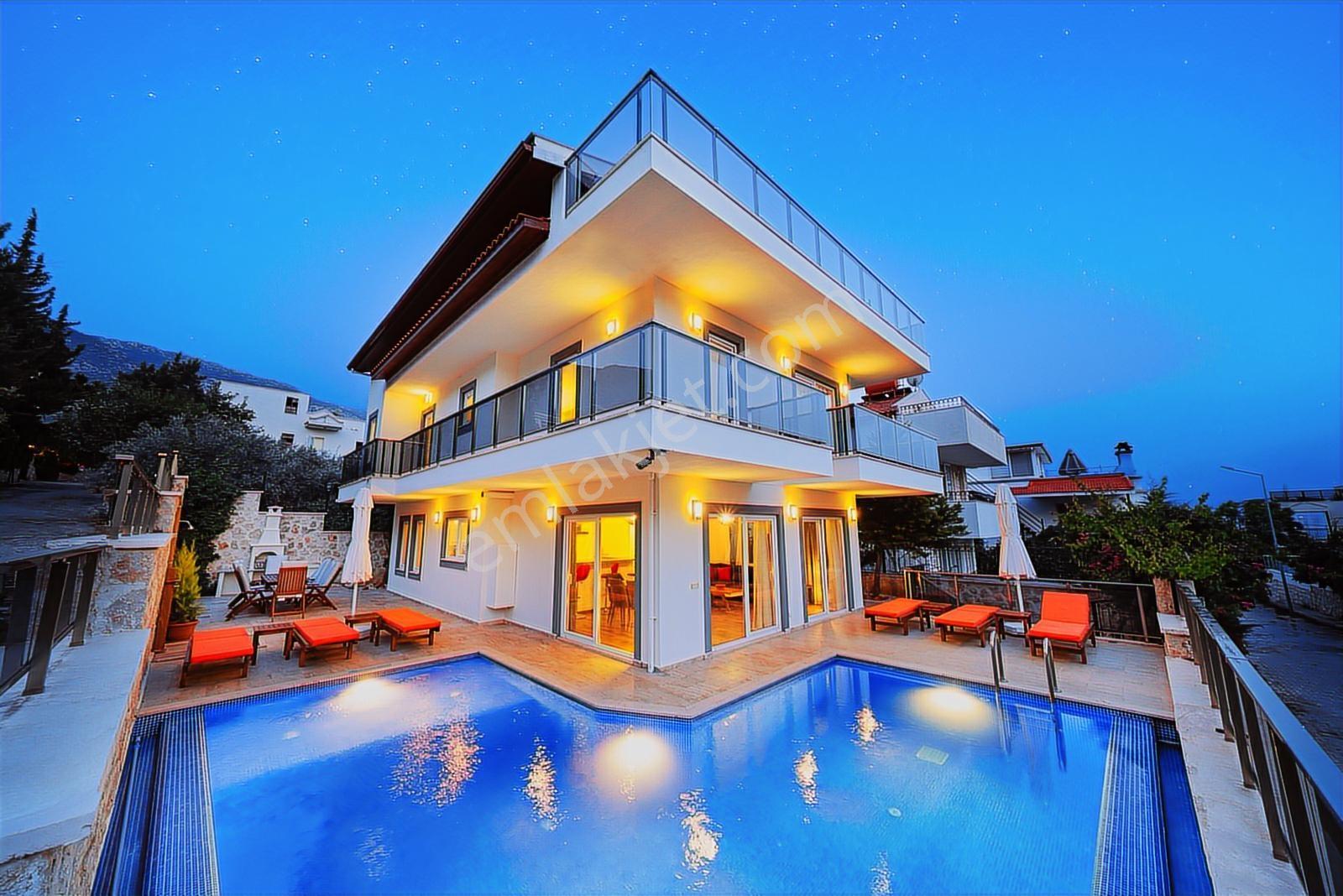 Kalkan Merkezde - Çağdaş Tasarımlı 5 Yatak Odalı Villa