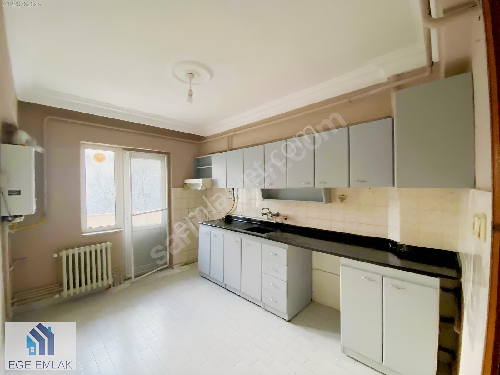 Ege Emlaktan Cennet Bahçesi Yanında Geniş Kiralık 3+1 Daire - Görsel 12