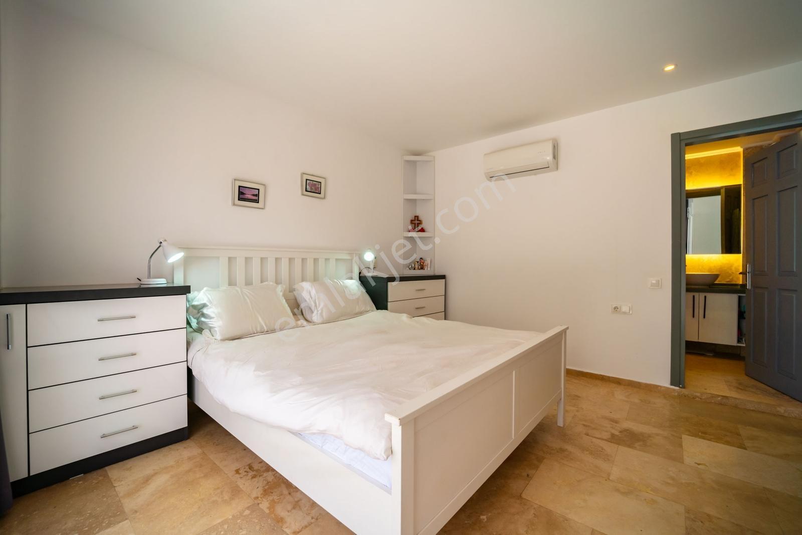 Kalkanda Geniş Bahçeli, Isıtmalı Havuzlu, 5 Yatak Odalı Villa - Görsel 35