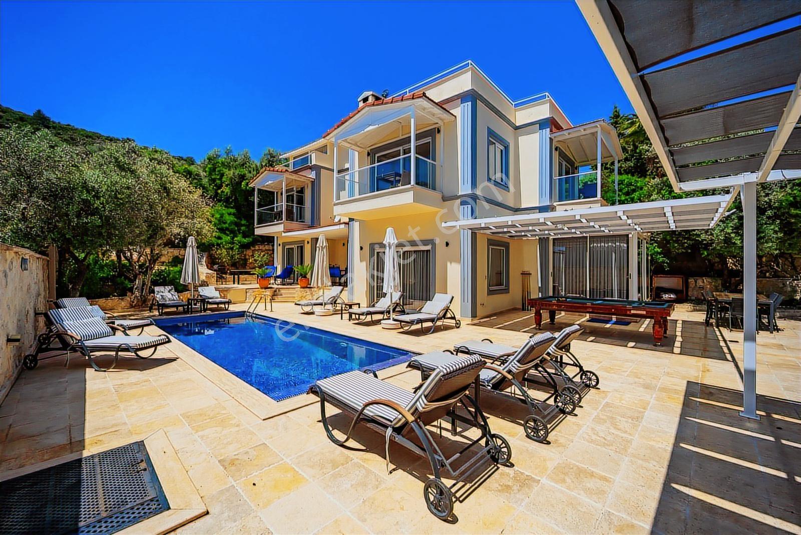 Kalkanda Geniş Bahçeli, Isıtmalı Havuzlu, 5 Yatak Odalı Villa - Görsel 2