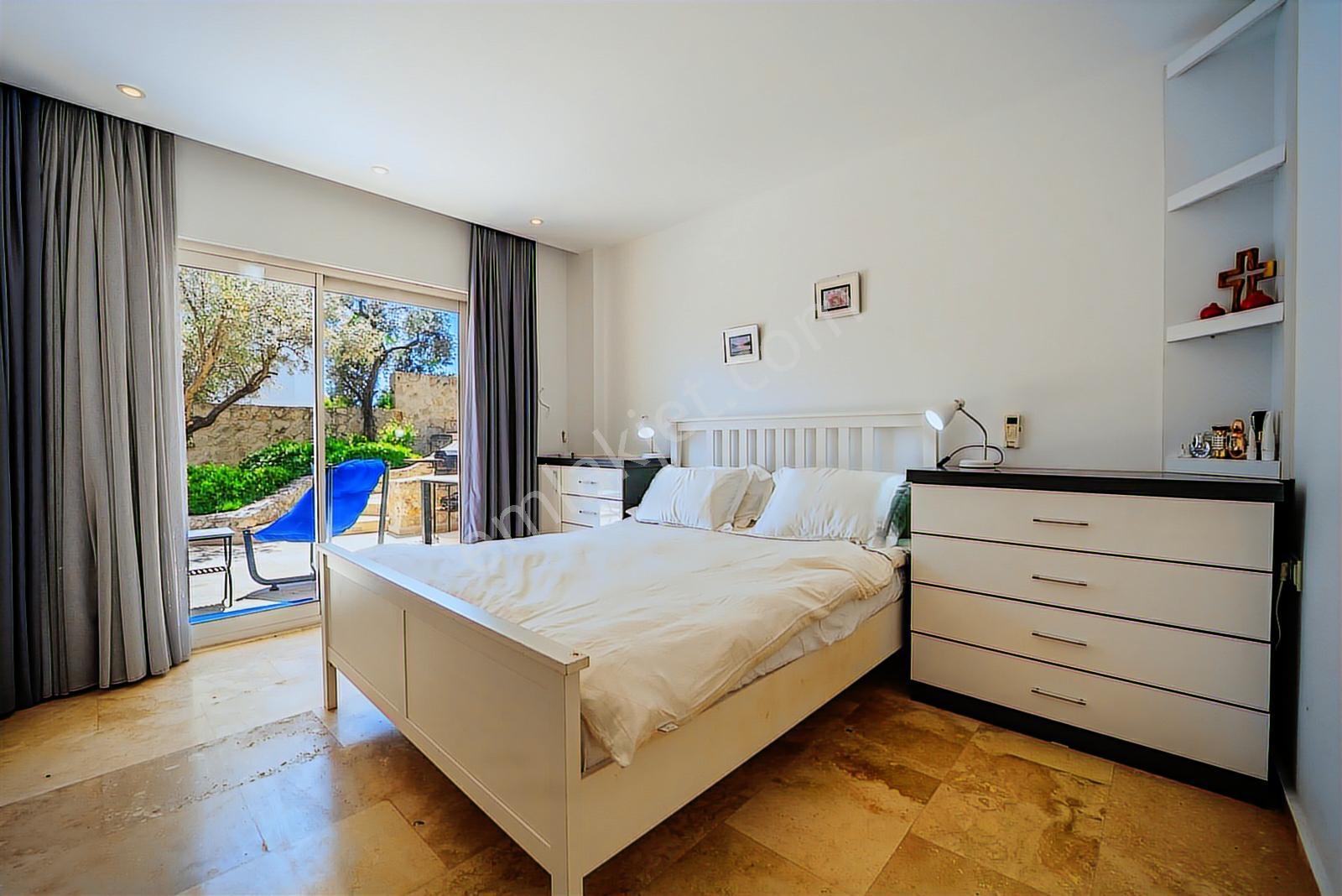 Kalkanda Geniş Bahçeli, Isıtmalı Havuzlu, 5 Yatak Odalı Villa - Görsel 34