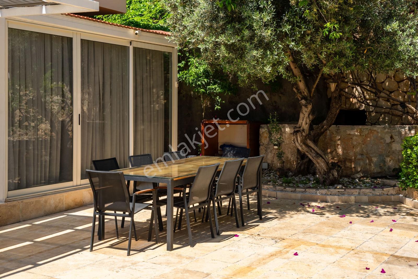 Kalkanda Geniş Bahçeli, Isıtmalı Havuzlu, 5 Yatak Odalı Villa - Görsel 10