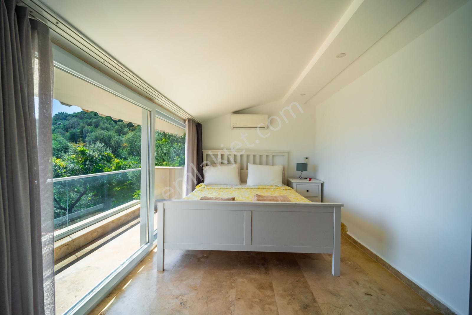 Kalkanda Geniş Bahçeli, Isıtmalı Havuzlu, 5 Yatak Odalı Villa - Görsel 22
