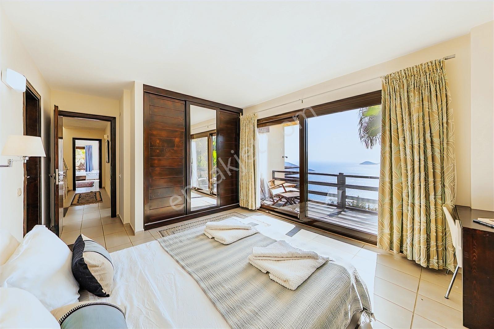 Muhteşem Deniz Manzaralı Geniş Bahçeli Villa - Görsel 16