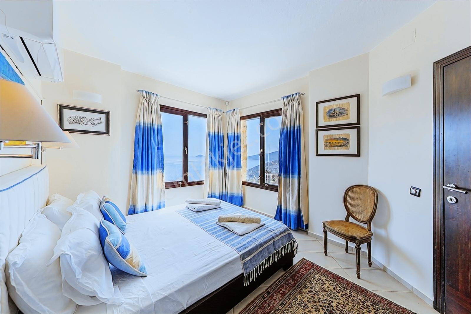 Muhteşem Deniz Manzaralı Geniş Bahçeli Villa - Görsel 28