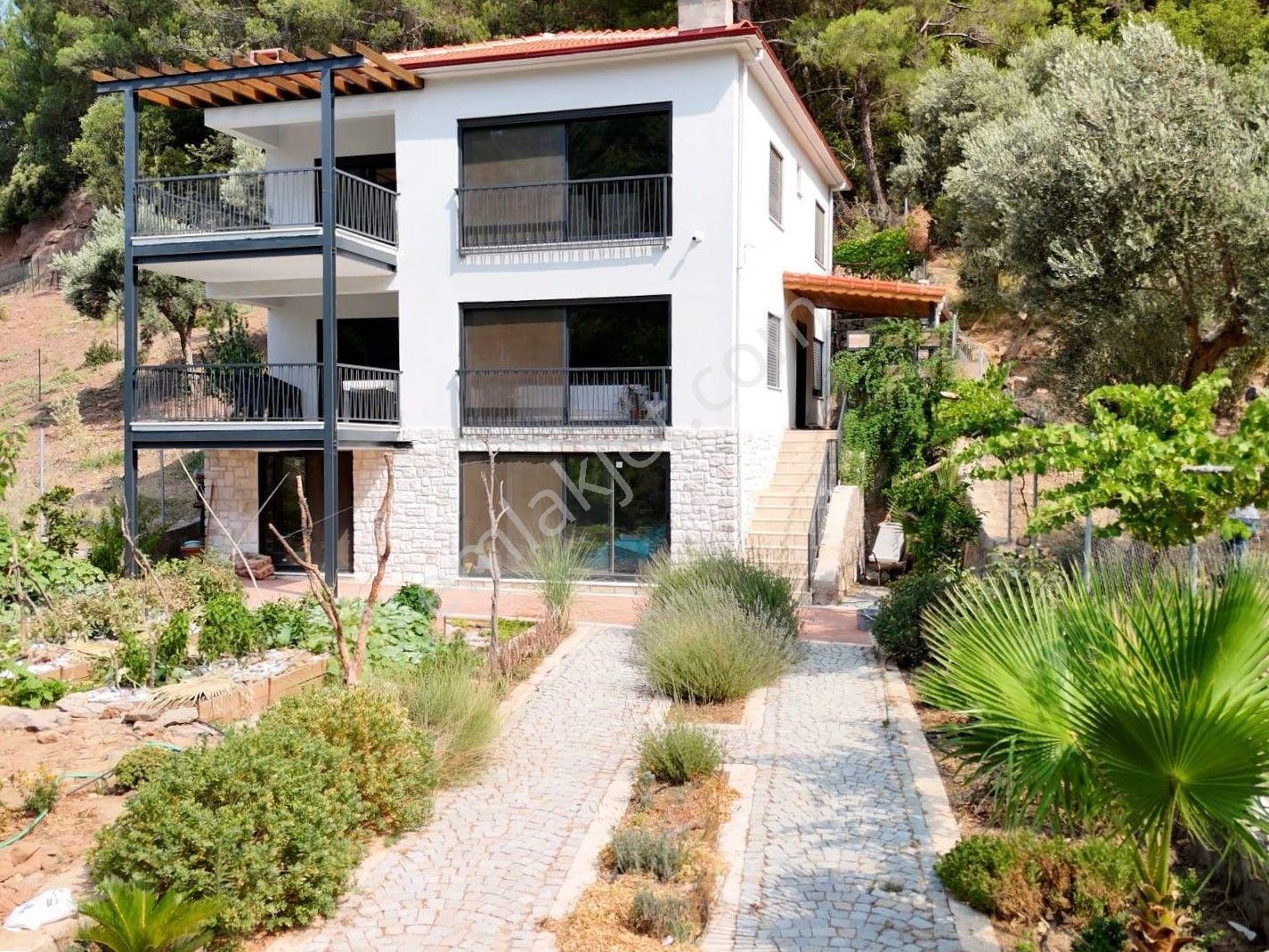 Kemalpaşa Dereköy’de Satılık Tripleks Özel Tasarımlı Villa - Görsel 2