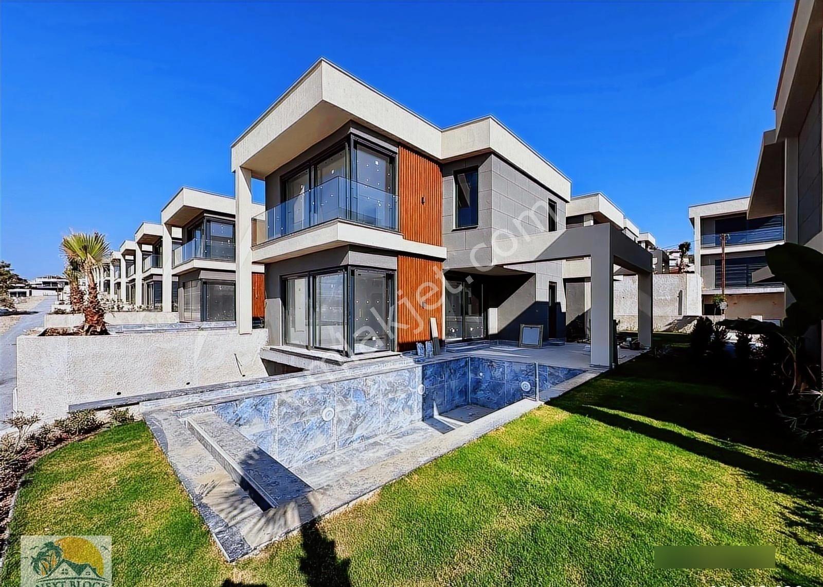 Kuşadası Soğucak'ta Full Deniz Manzaralı Lüks Villa