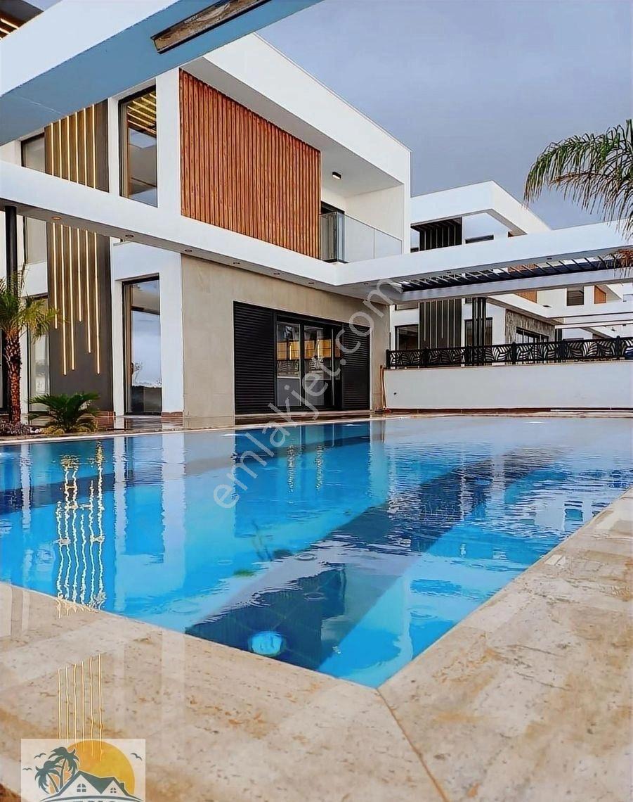 Kuşadası Soğucak'ta Full Deniz Manzaralı Müstakil Villa