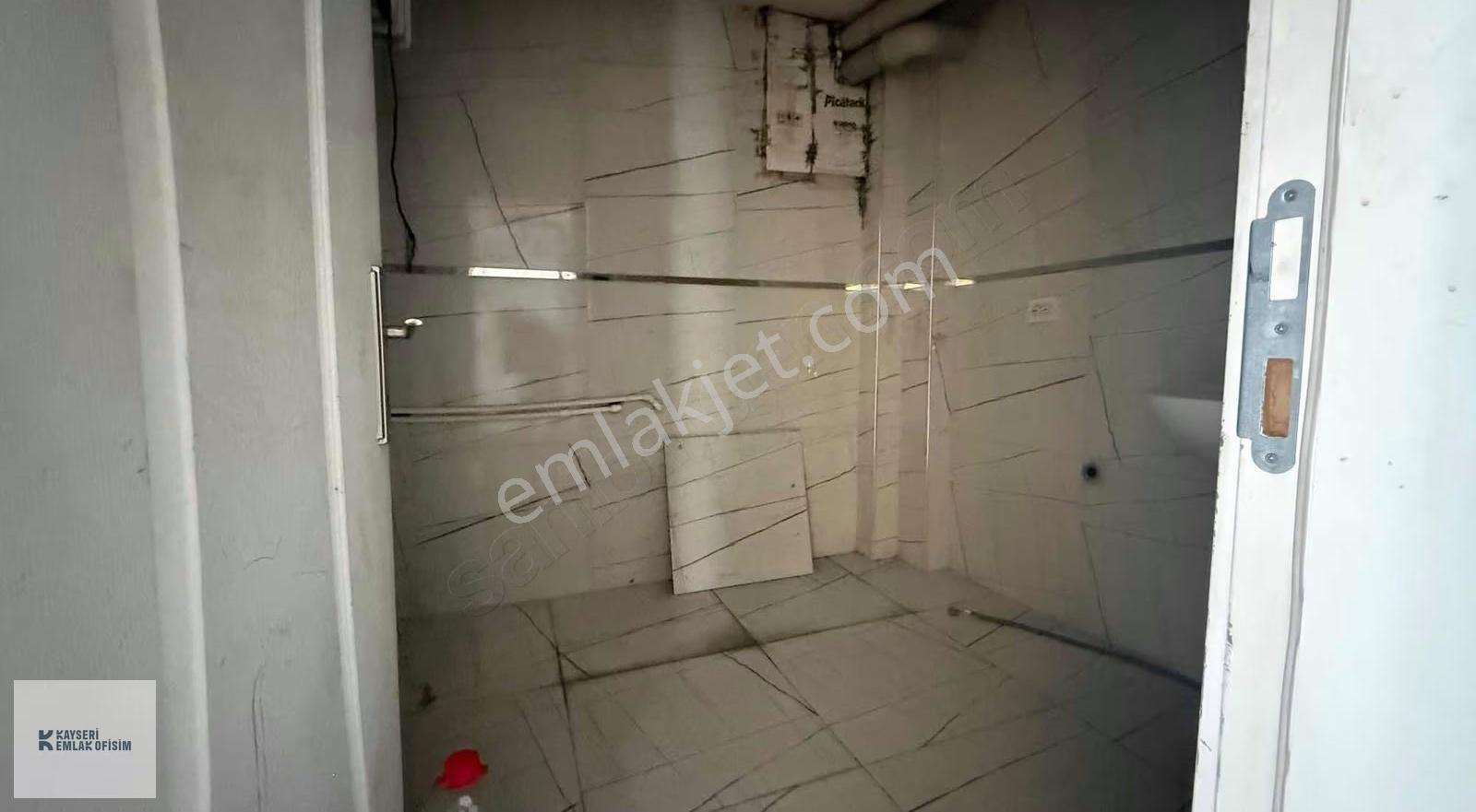 Erciyesevlerde 4 Bölümlü Wc-banyolu Kiralık İşyeri