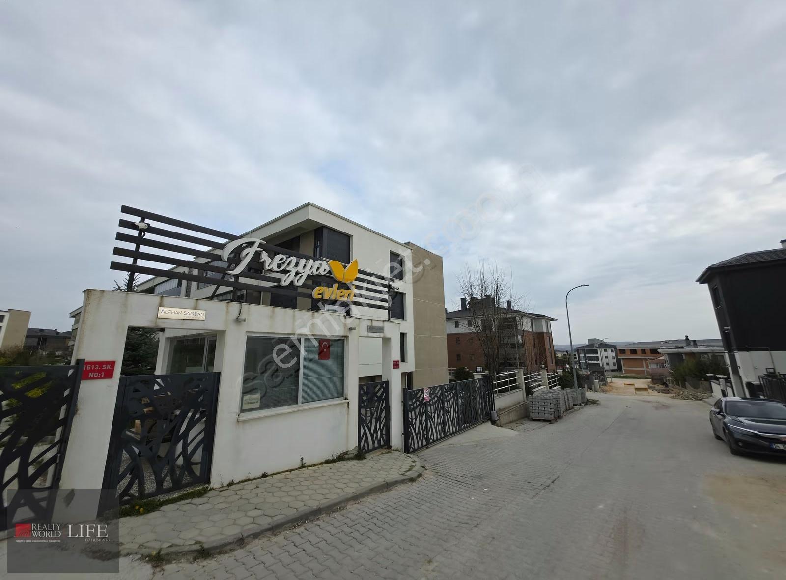 Rwlıfe// Frezya Sitesi 280m² 5+1 Kapalı Havuzlu Satılık Daire