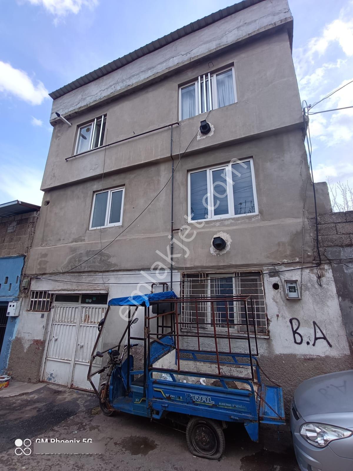 Serintepe Caminin Yanında 3 Katlı Satılık Müstakil Ev