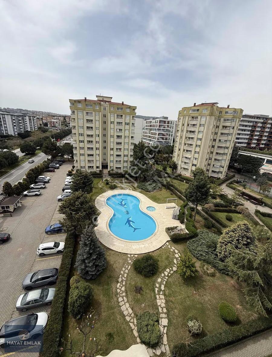 Pendik Yenişehirde Havuzlu Sitede Satılık 3+1