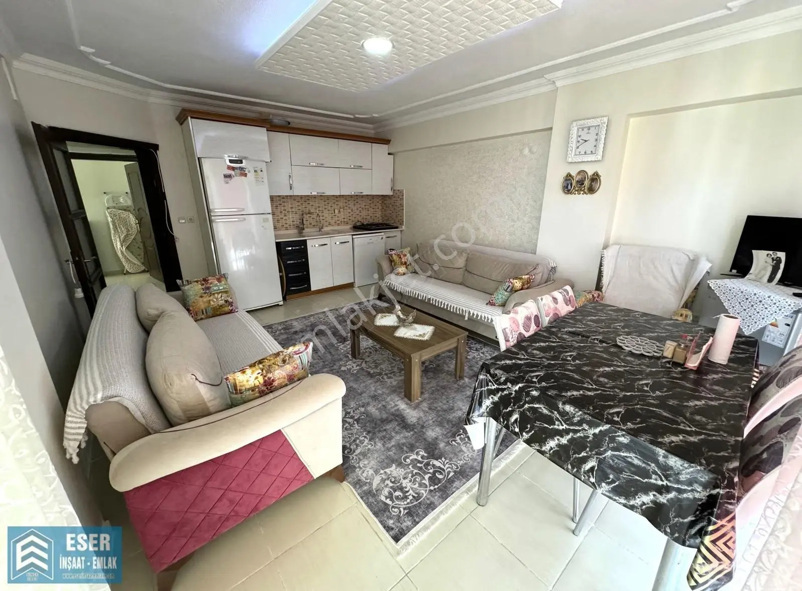 Didim Şehir Merkezinde Ön Cephe Geniş Balkonlu 2+1 Eşyalı Daire - Görsel 2