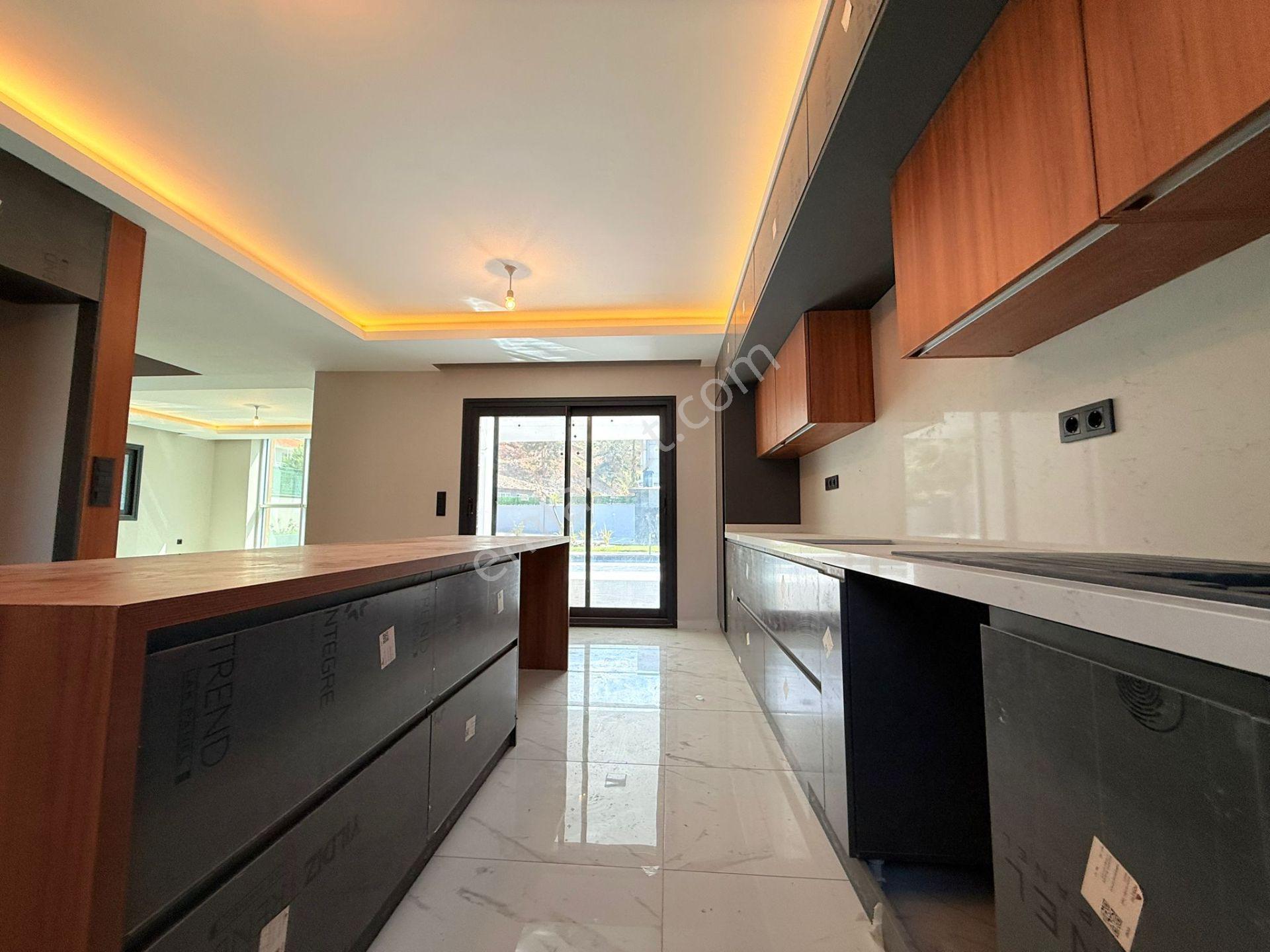 Kuşadası'nda Satılık-sahıle Yakın-özel Havuz-otopark-750 M2-bahçe-kombi-ultra Lüx Tamamı Müstakil - Görsel 14