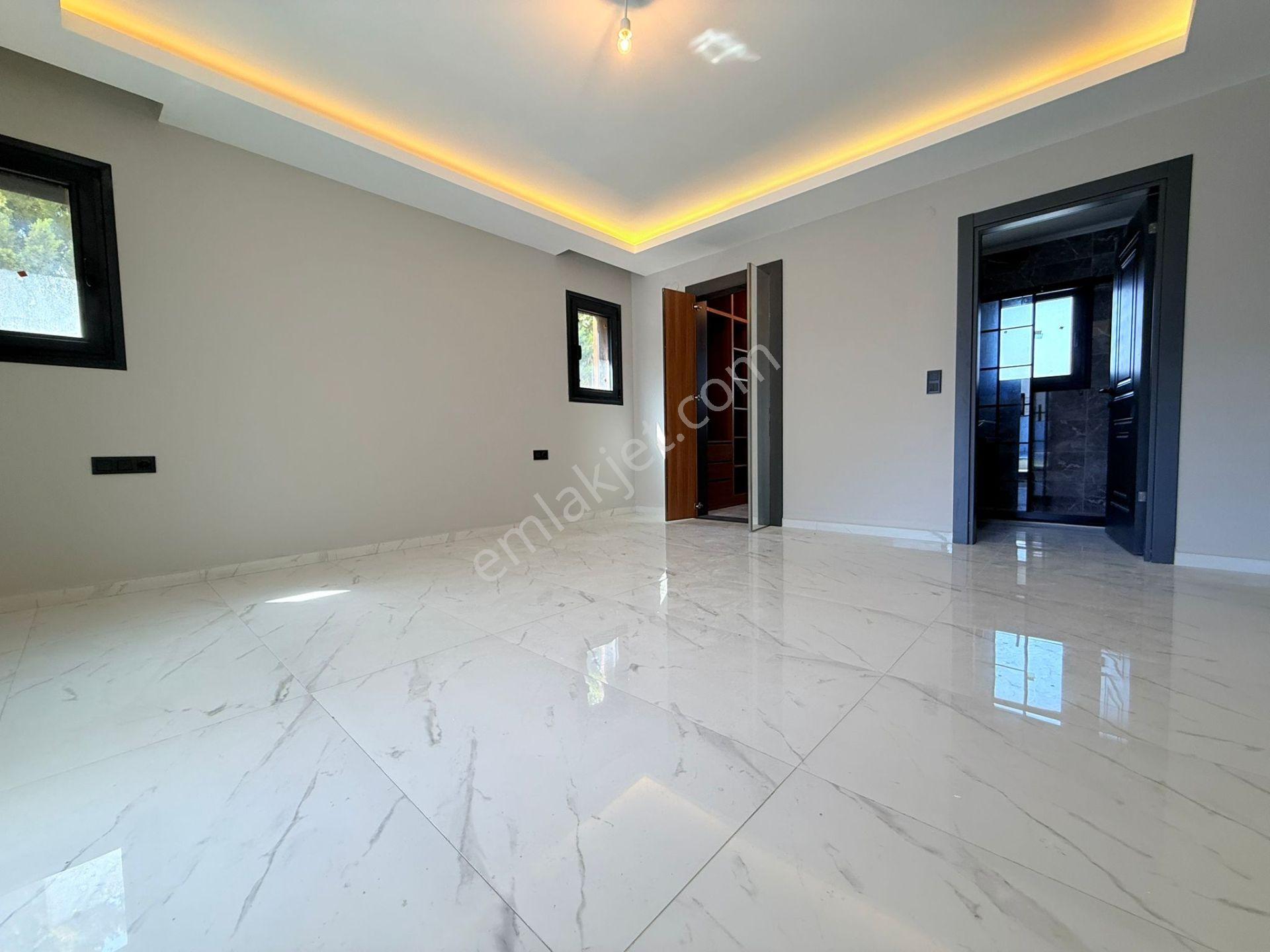 Kuşadası'nda Satılık-sahıle Yakın-özel Havuz-otopark-750 M2-bahçe-kombi-ultra Lüx Tamamı Müstakil - Görsel 26