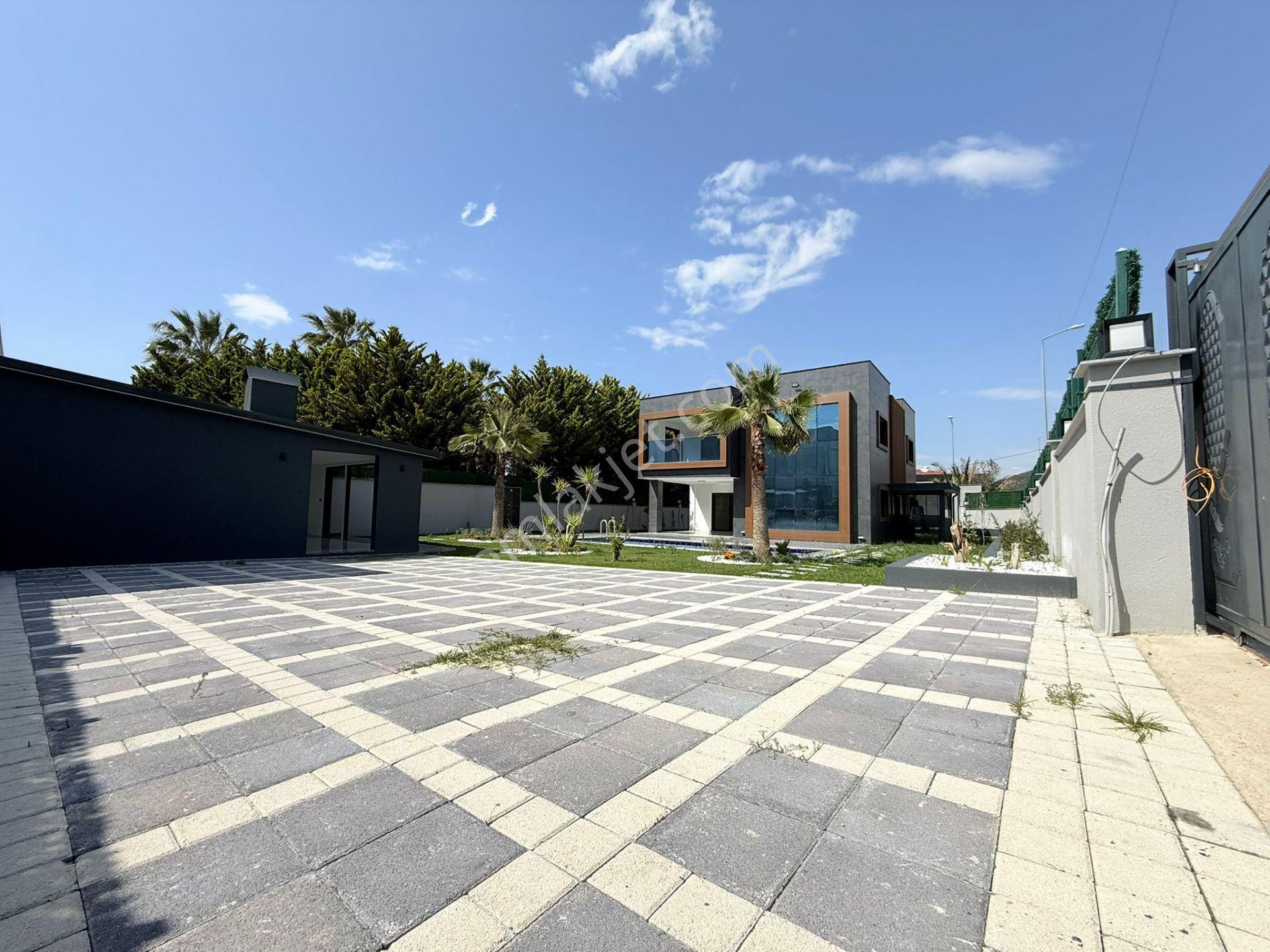 Kuşadası'nda Satılık-sahıle Yakın-özel Havuz-otopark-750 M2-bahçe-kombi-ultra Lüx Tamamı Müstakil - Görsel 3