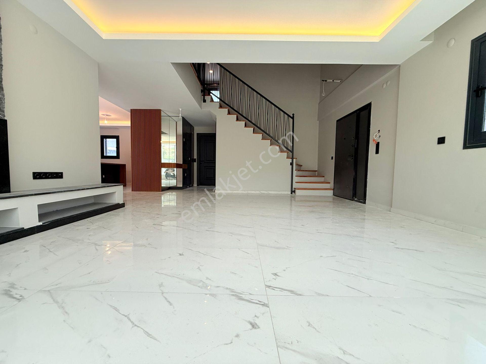 Kuşadası'nda Satılık-sahıle Yakın-özel Havuz-otopark-750 M2-bahçe-kombi-ultra Lüx Tamamı Müstakil - Görsel 9