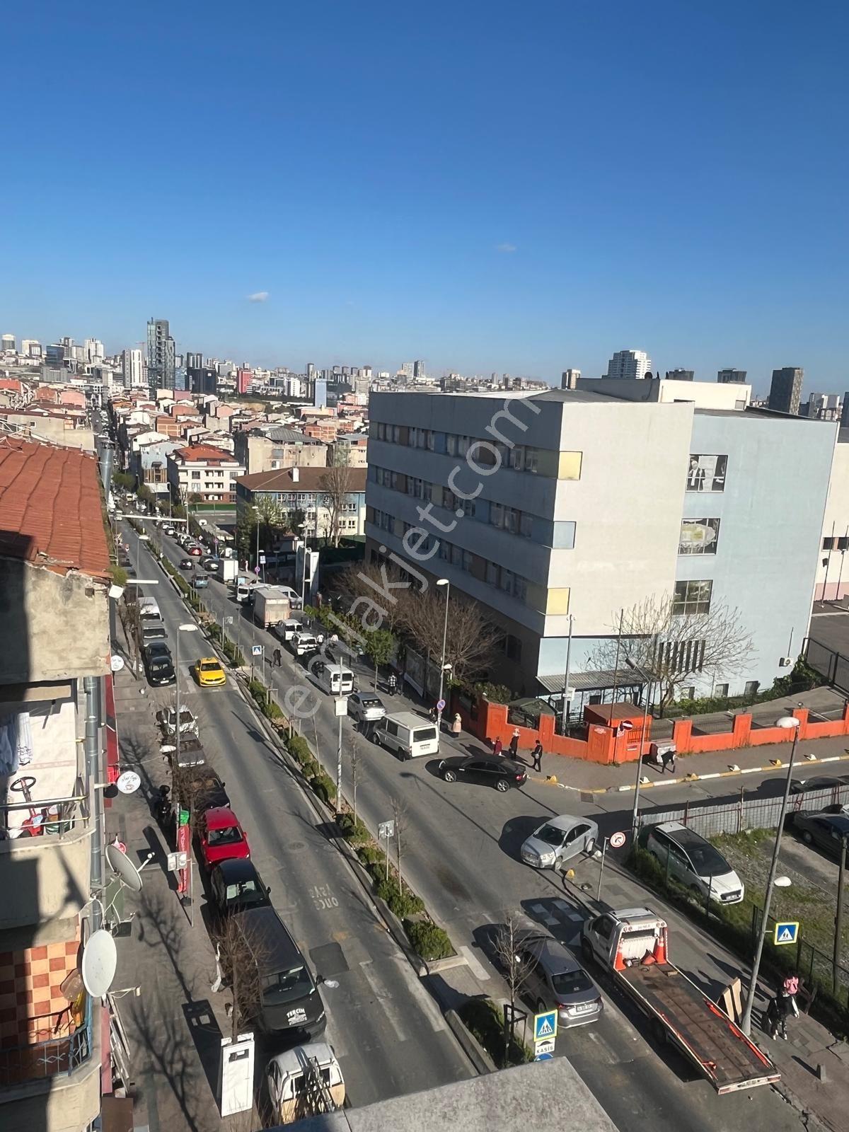 Satılık 2+1 Daire 5. Kat Cadde Üzeri