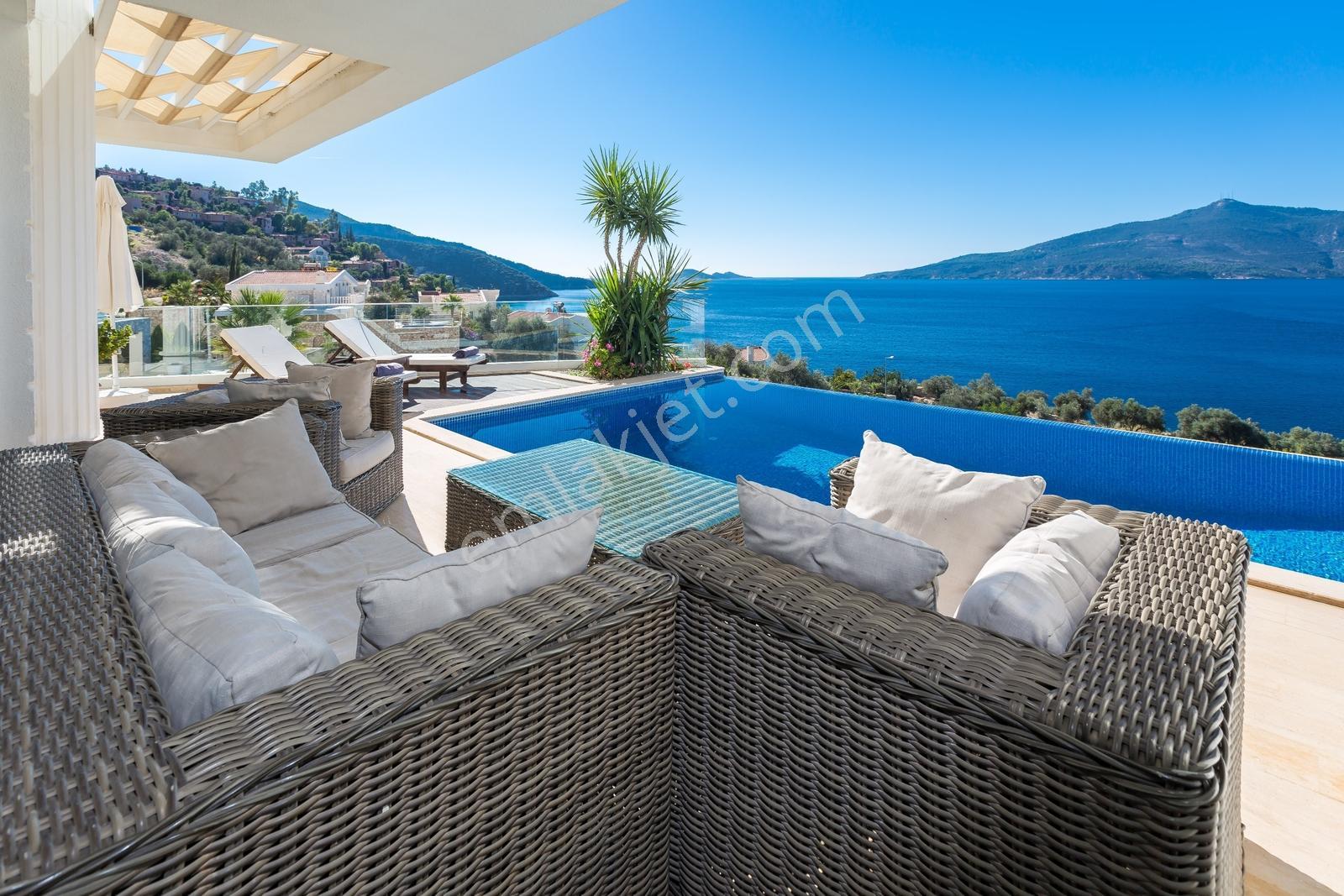 Kalkan Kömürlükte Harika Manzaralı Modern 4 Yatak Odalı Villa