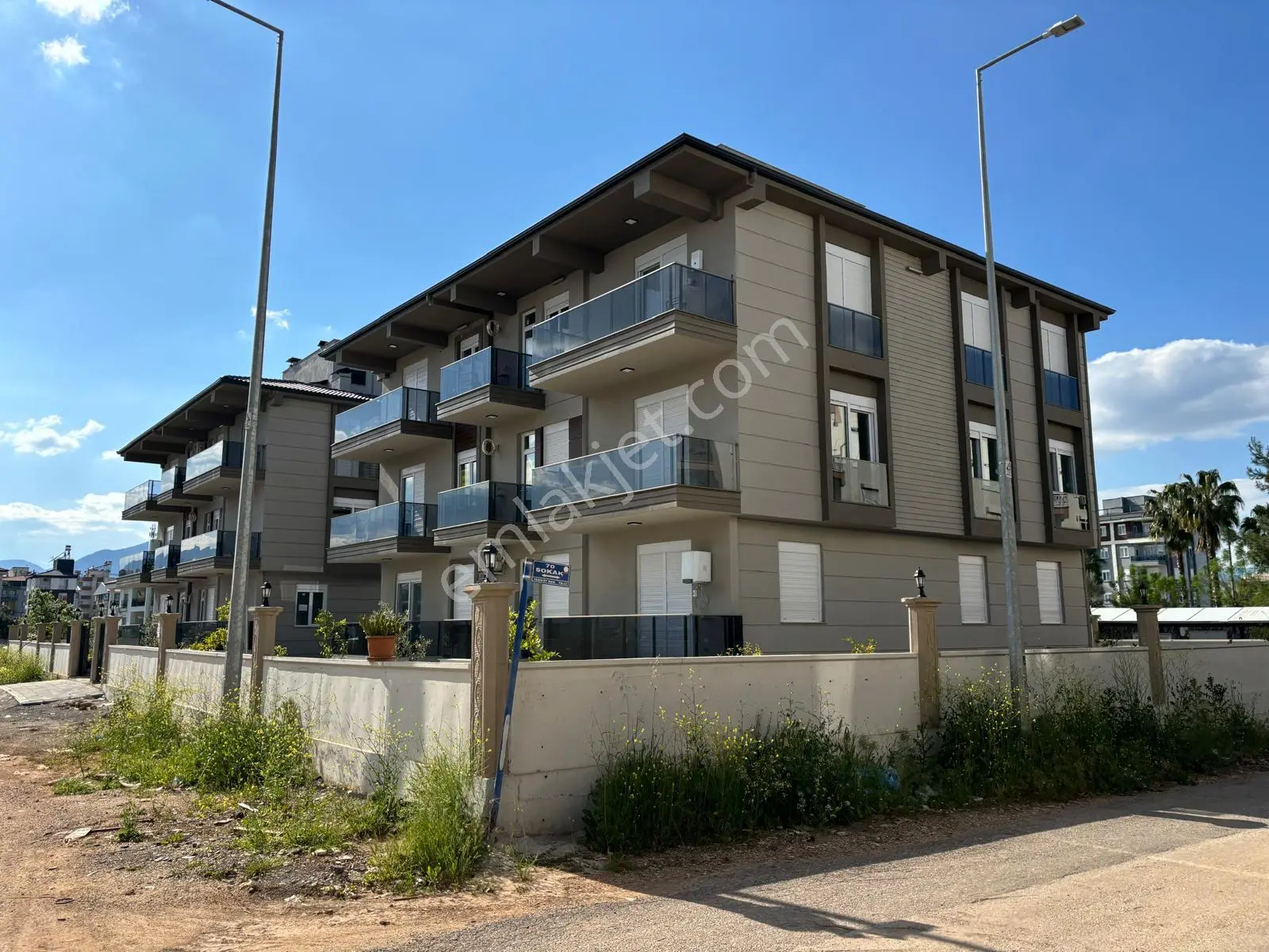 Döşemealtı Merkezde Belediye Karşısı Site İçinde 1+1 Balkonlu Kiralık Daire