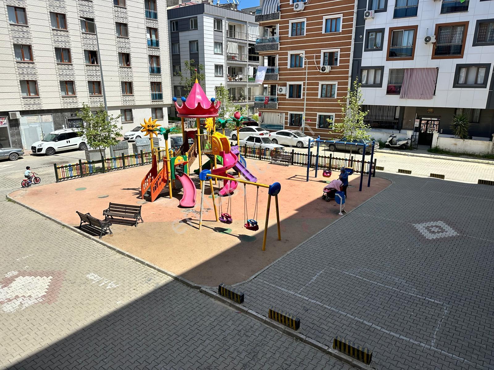 Zeki Emlak'tan Muradiye Mahallesinde 2+1 Ara Kat Kiralık Daire