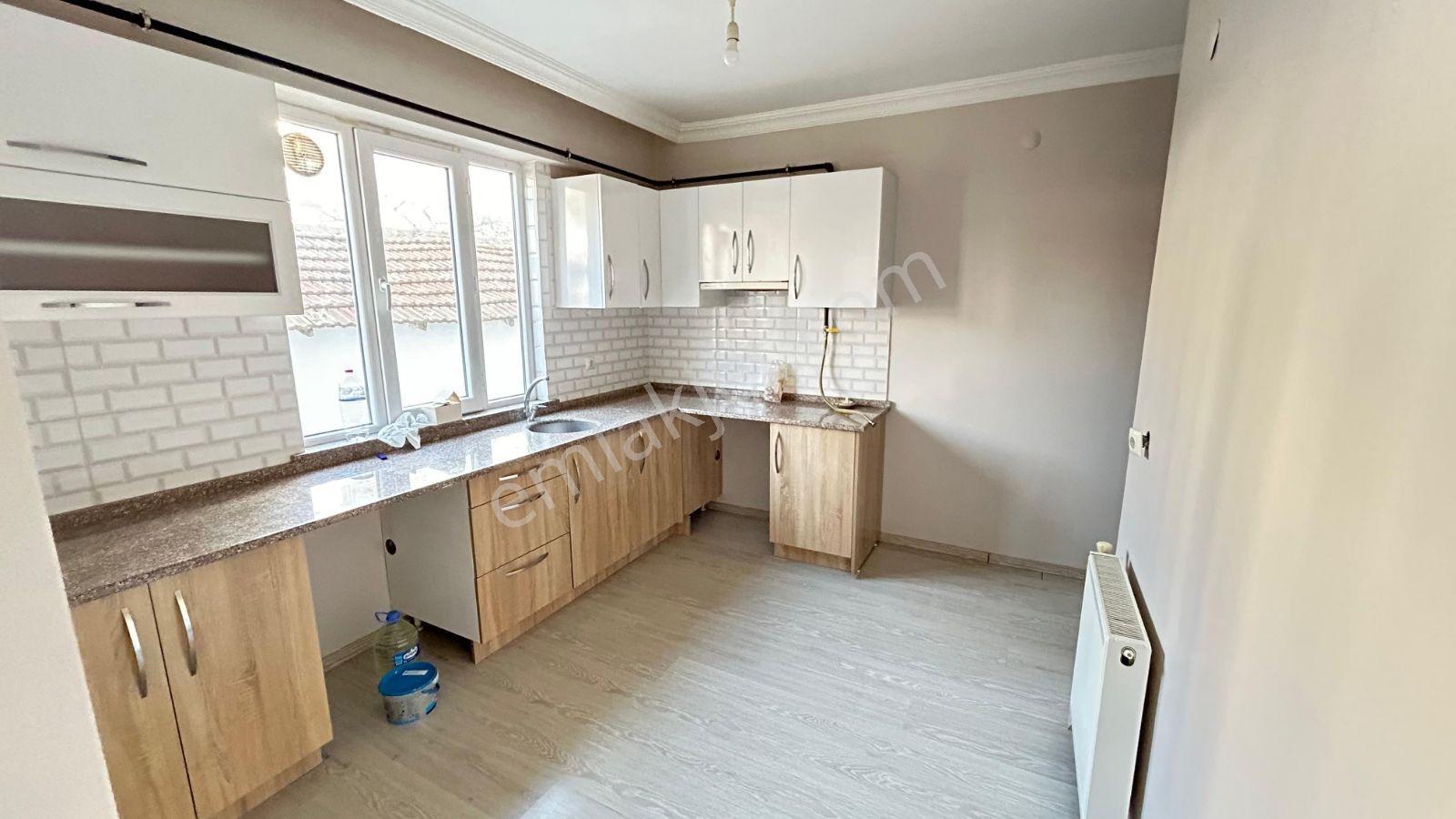 Kızak Heykeli Arkasında Açık Balkonlu 2+0 Kiralık Daire