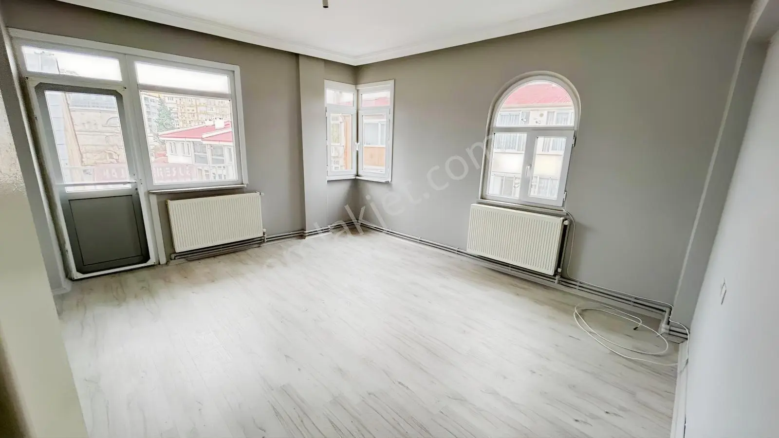 Uzunkaldırım Caddesi'nde 2 Balkonlu 2+1 Kiralık Daire