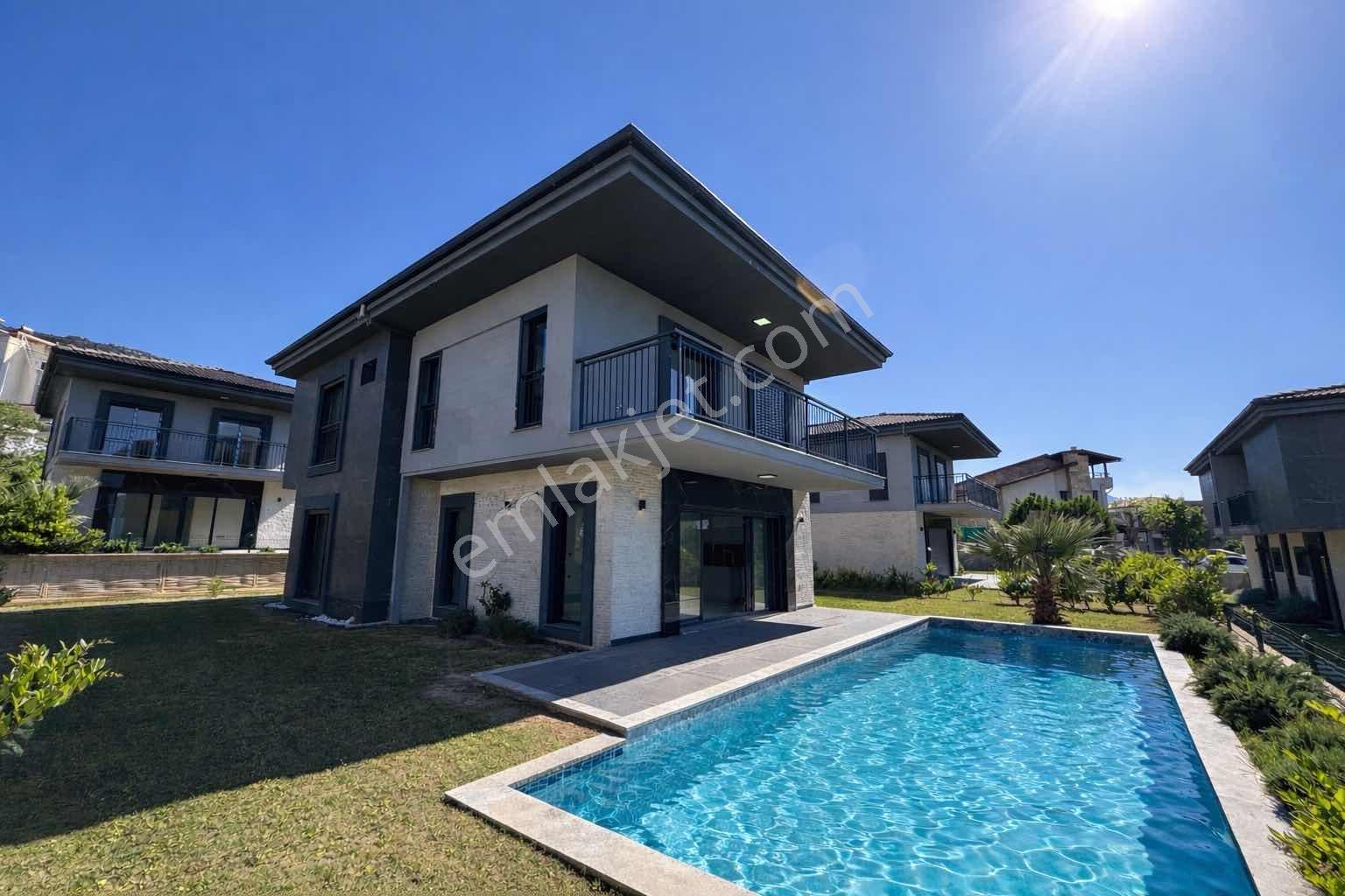 Kuşadası Güzelçamlıda Deniz Manzaralı Satılık 4+1 Müstakil Villa