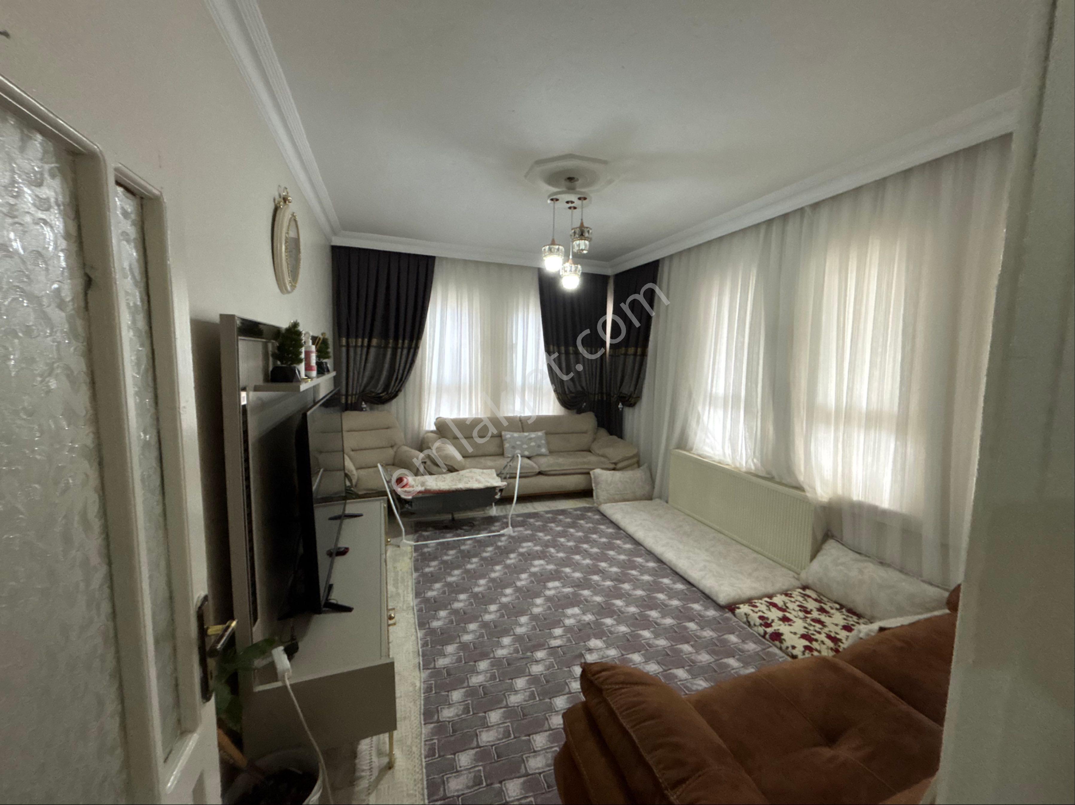 Evimiz Hamidiye Mahallesinde 4+1 250 Metrekare **acil Satılıktır**doğalgazlıdır.
