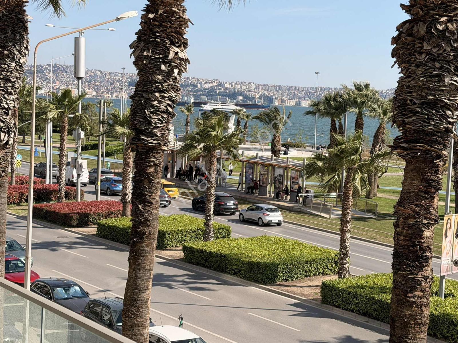 Bostanlı Sahil'de Denize Sıfır Konum Satılık 3+1 Köşe Daire - Görsel 32