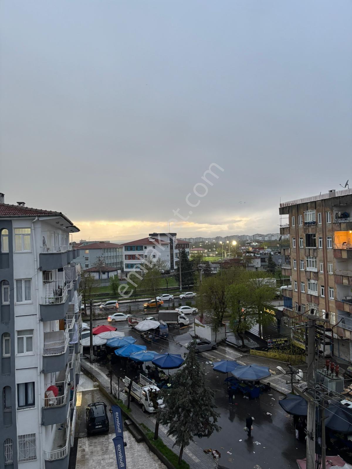 Acil Satılık İskan Evlerinde Kaymakamlıgın Karşışı Yse Koperetifi