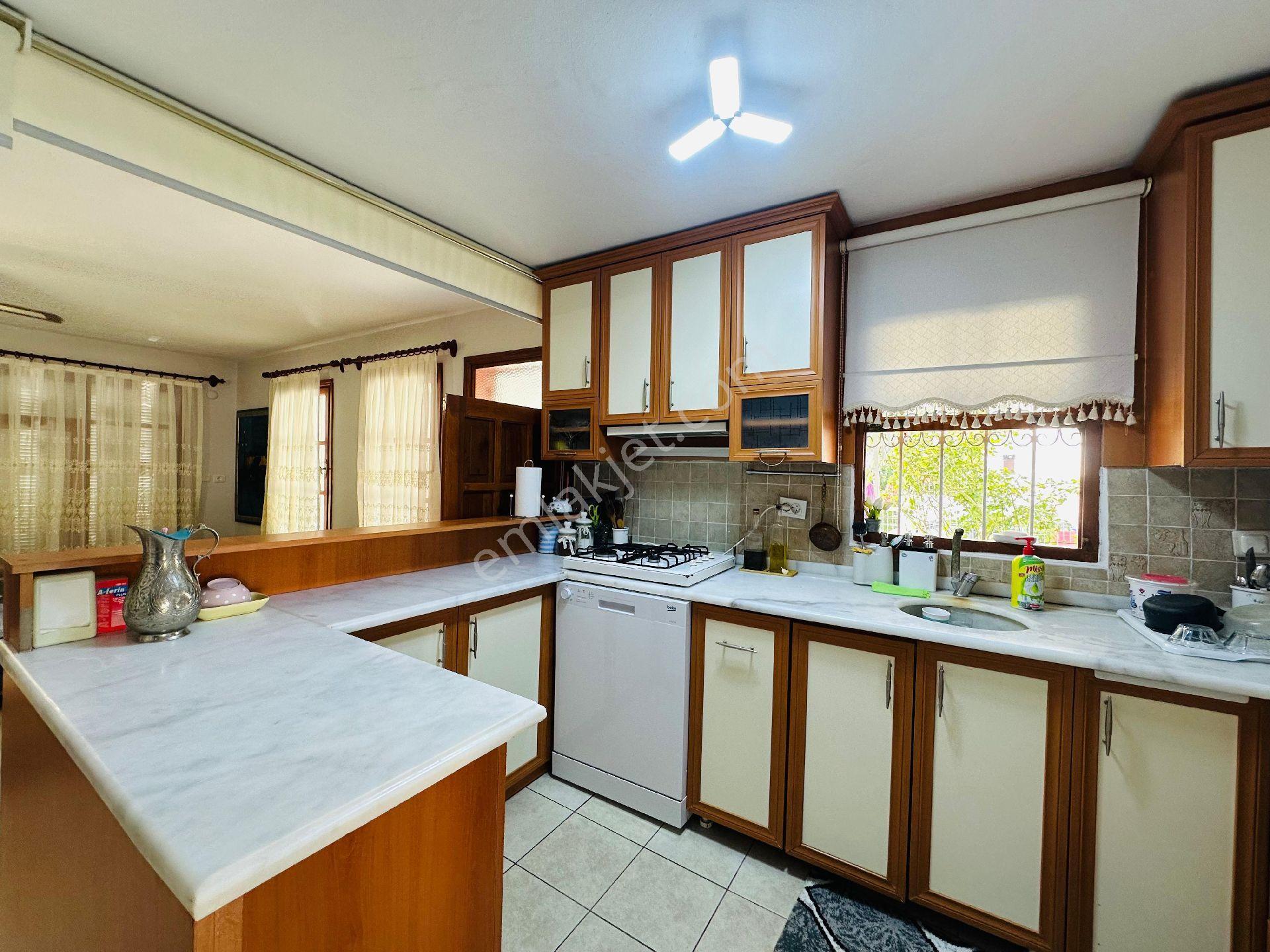 Kuşadası Kadınlar Denizi Köşe Konum Plaja Yakın Bakımlı Manzaralı Satılık 3+1 Villa - Görsel 22