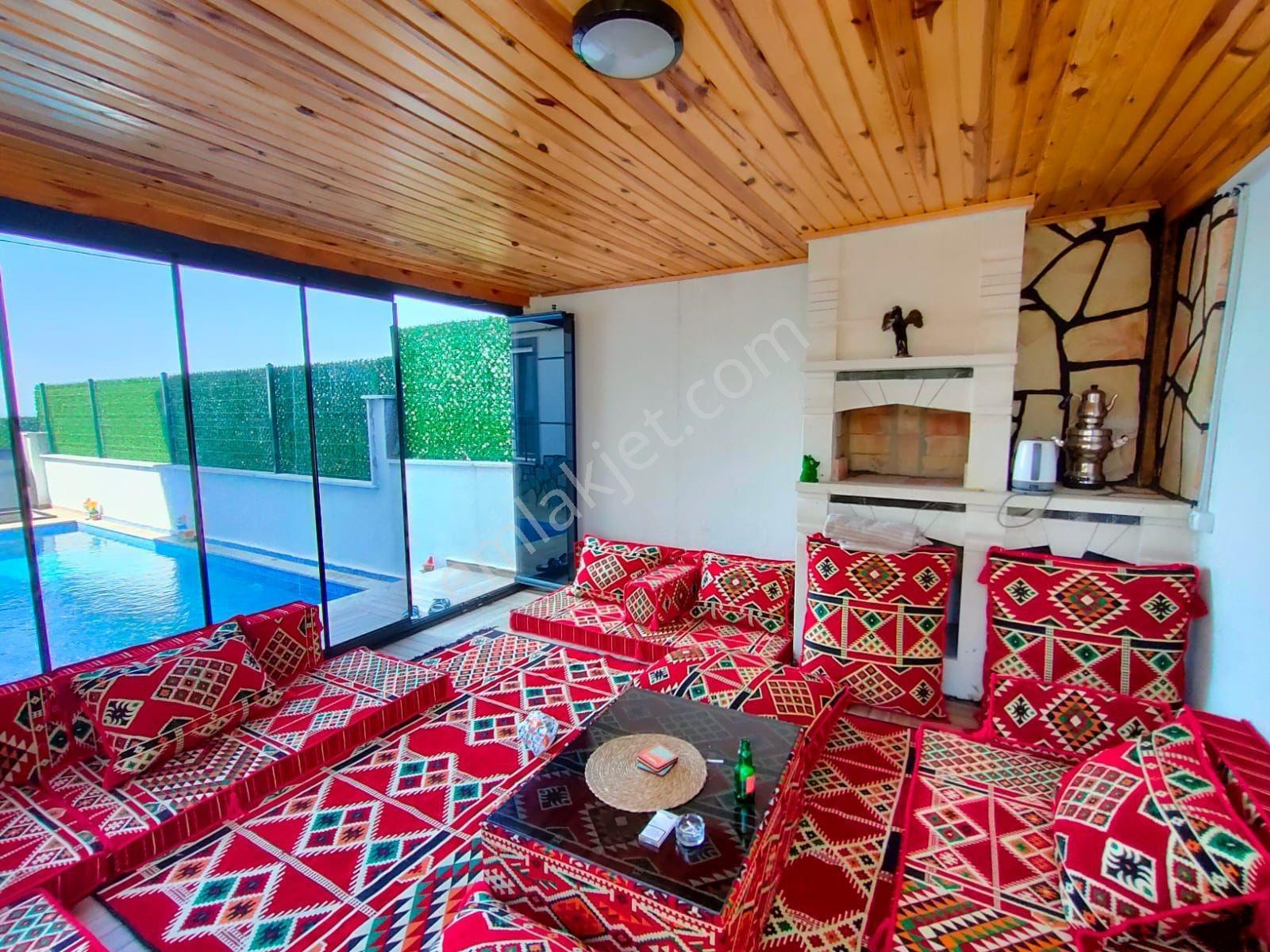 Yeniçiftlik'te Havuzlu Ful Eşyalı Şarkköşeli Müstakil Lüks Villa - Görsel 19