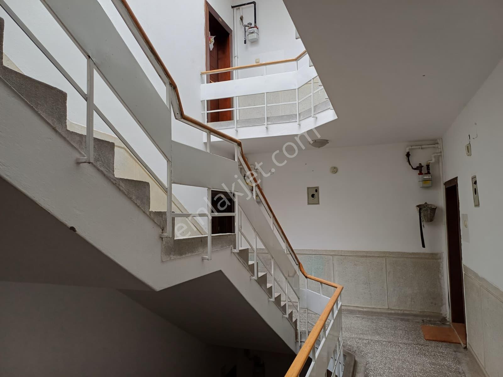 Gop Hirfanlı Sokakta Uğurmumcu Caddesine Yakın 2.kat Ön Cephe 130 M2 3+1 Satılık Daire - Görsel 19