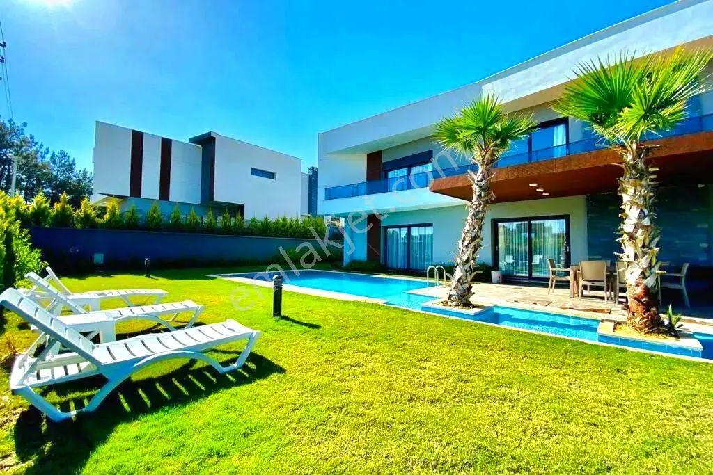 Kuşadasında Büyük Avm'ye Yakın Özel Havuzlu Tek Müstakil 4+1 Sıfır Villa