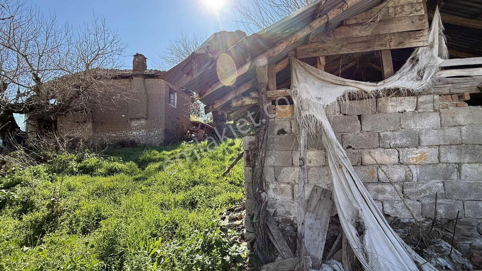 Araba Parasına Efelerde Elektrik Su Bulunan Kargir Ev Ve Arsası - Görsel 22