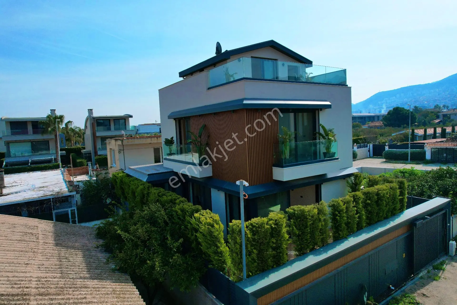 Sahilevlerinde Deniz Manzaralı Kiralık 4+2 Sıfır Villa